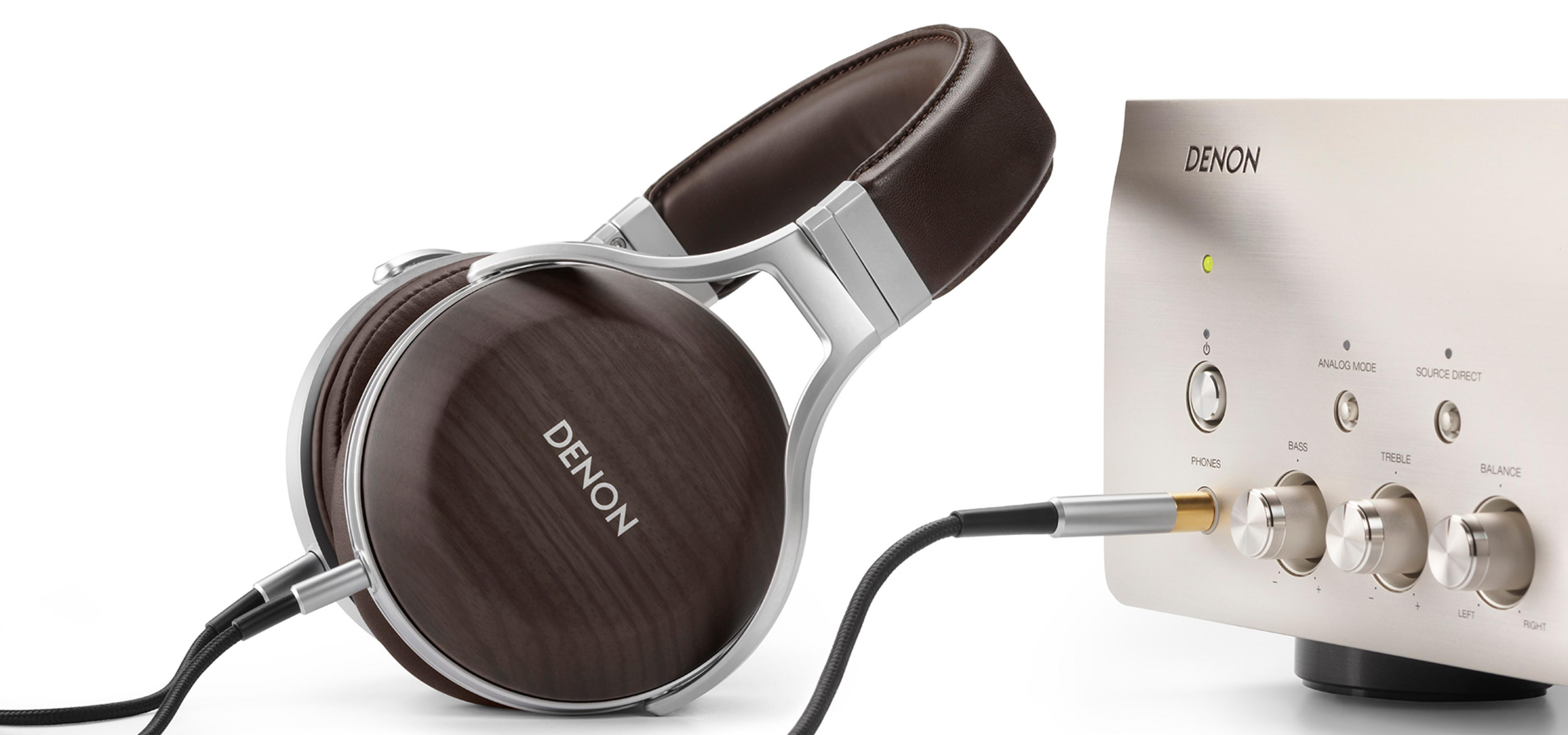 Cuffie Denon marroni collegate a un amplificatore argentato.