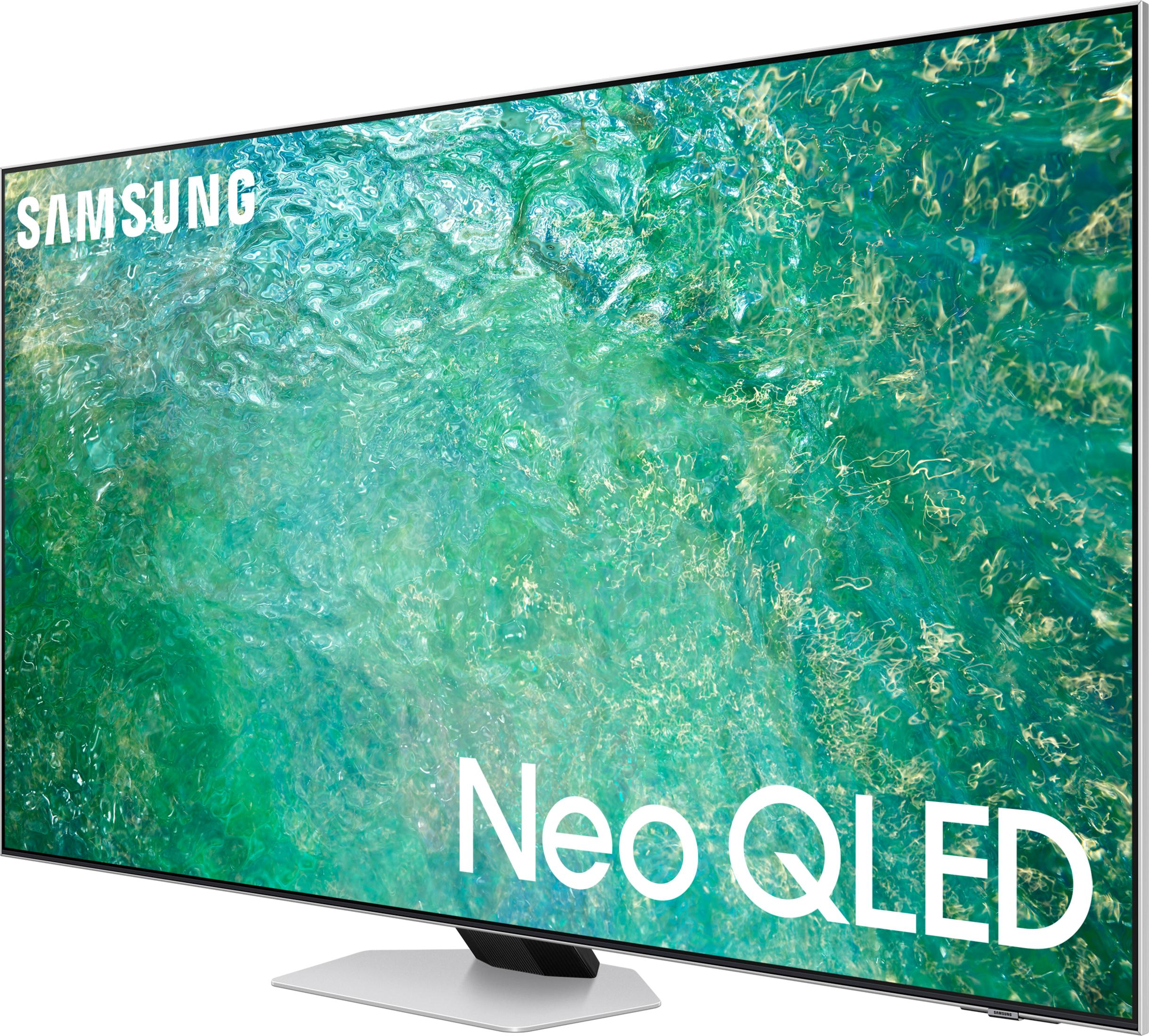 Telewizor Samsung Neo QLED ze srebrnym stojakiem i zielonym ekranem.