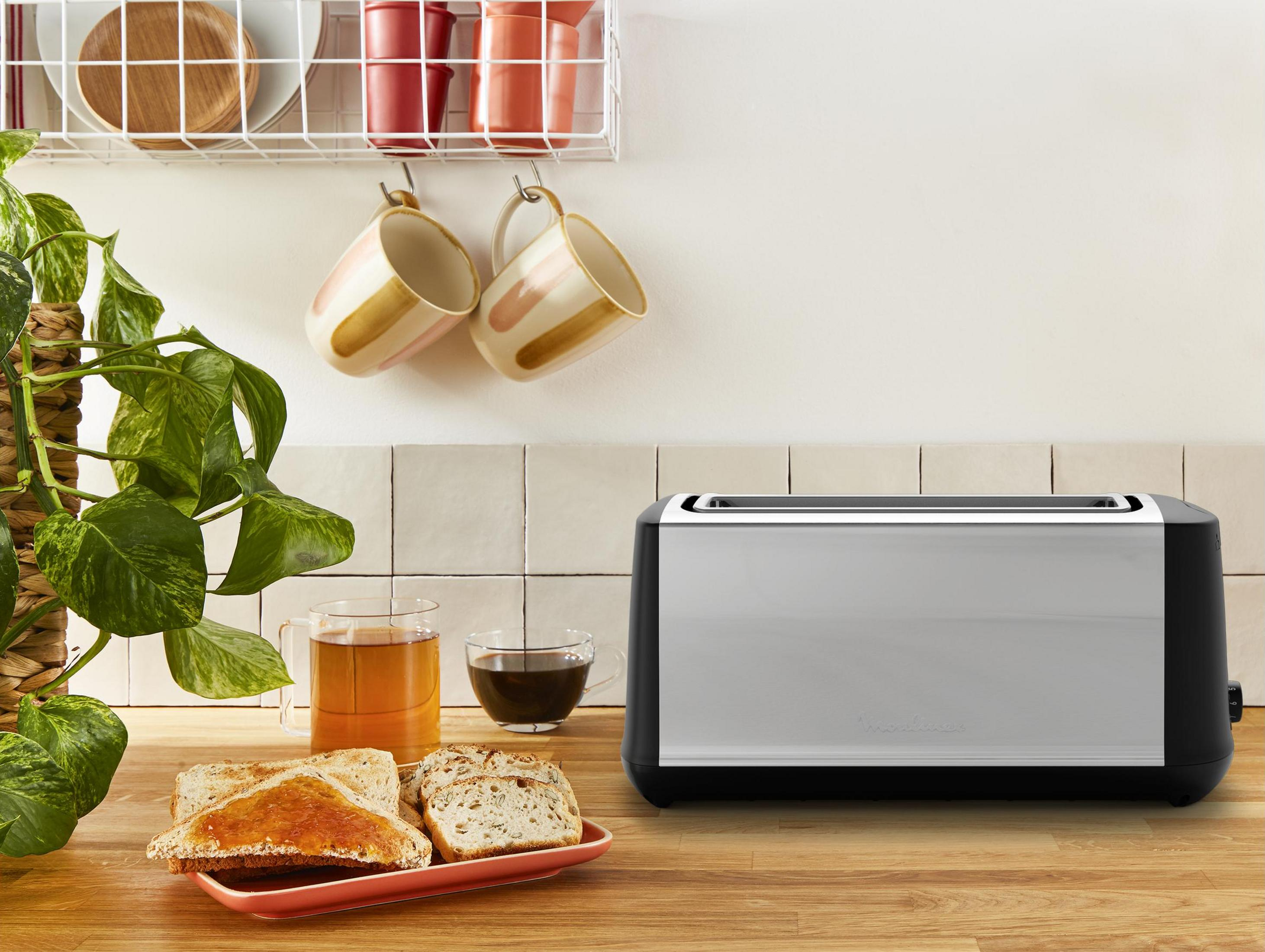 Toster z tostami i dżemem, herbatą i kawą.