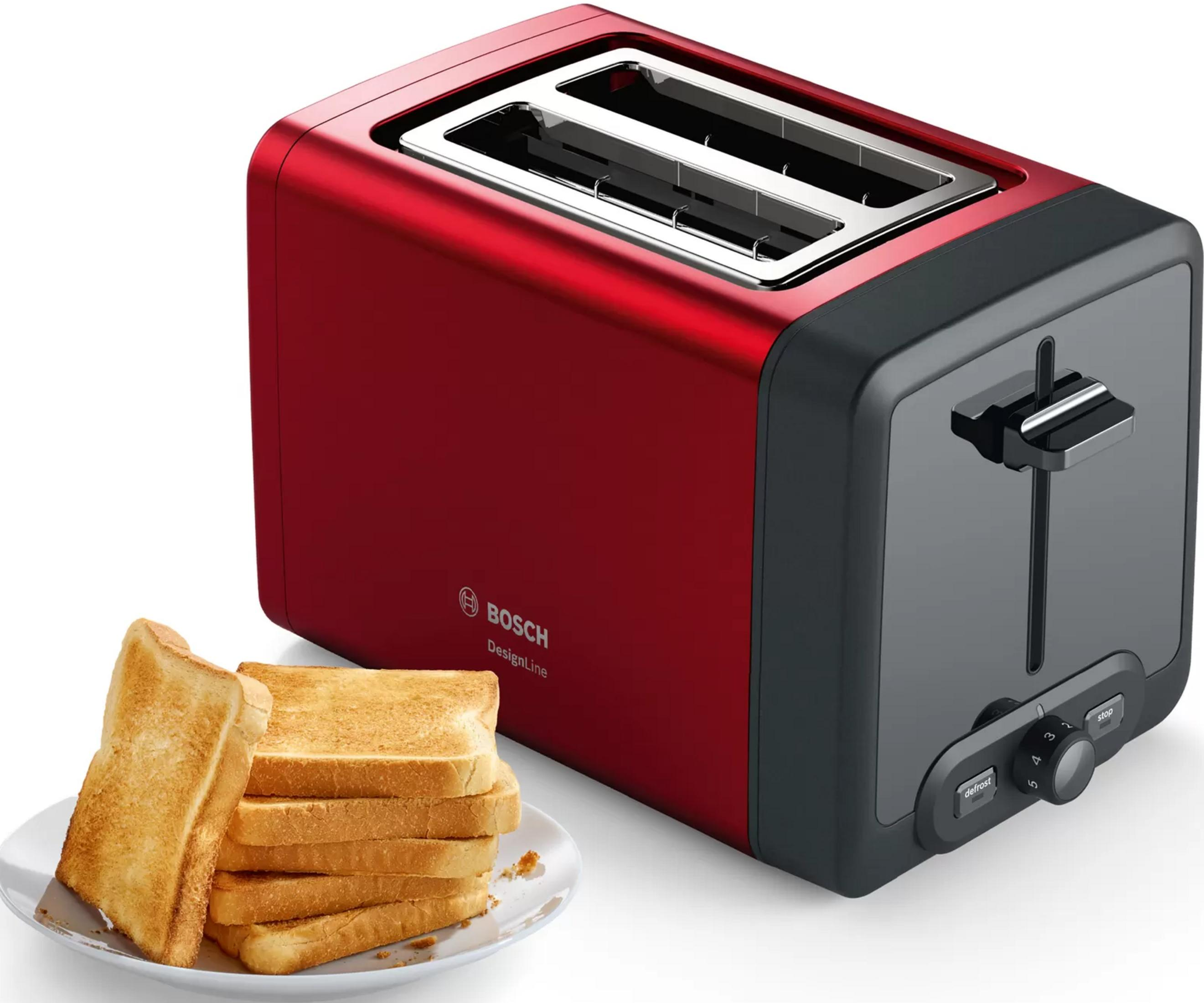 Un tostapane rosso Bosch con una pila di toast su un piatto.
