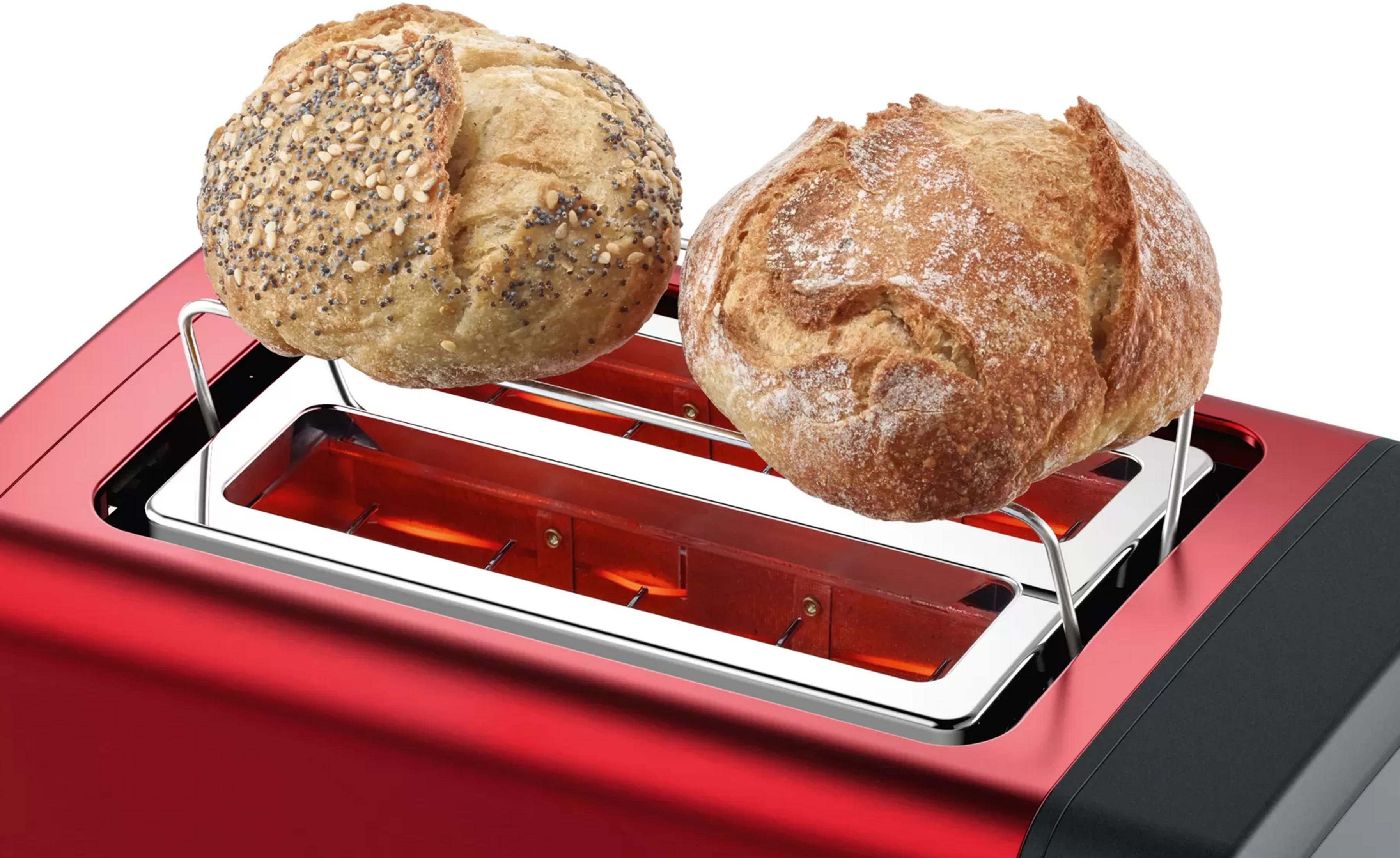 Due panini in un tostapane rosso con elementi riscaldanti luminosi.