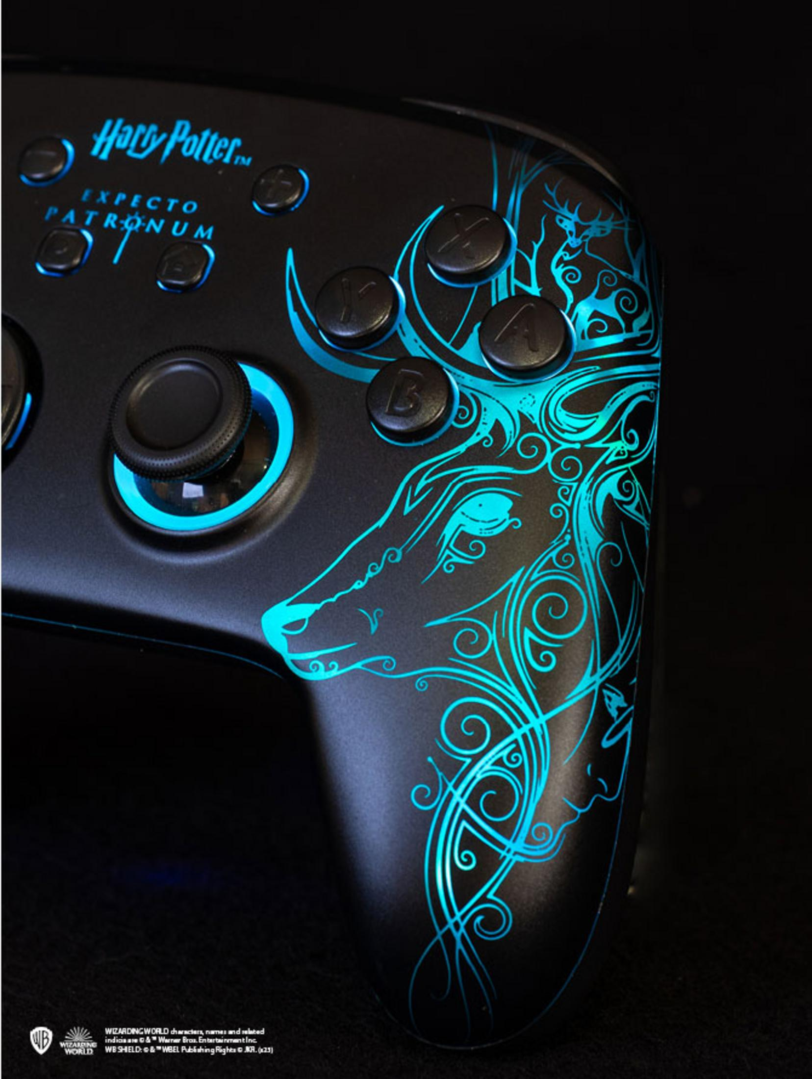 Controller nero a tema Harry Potter con dettagli di cervo blu luminoso.