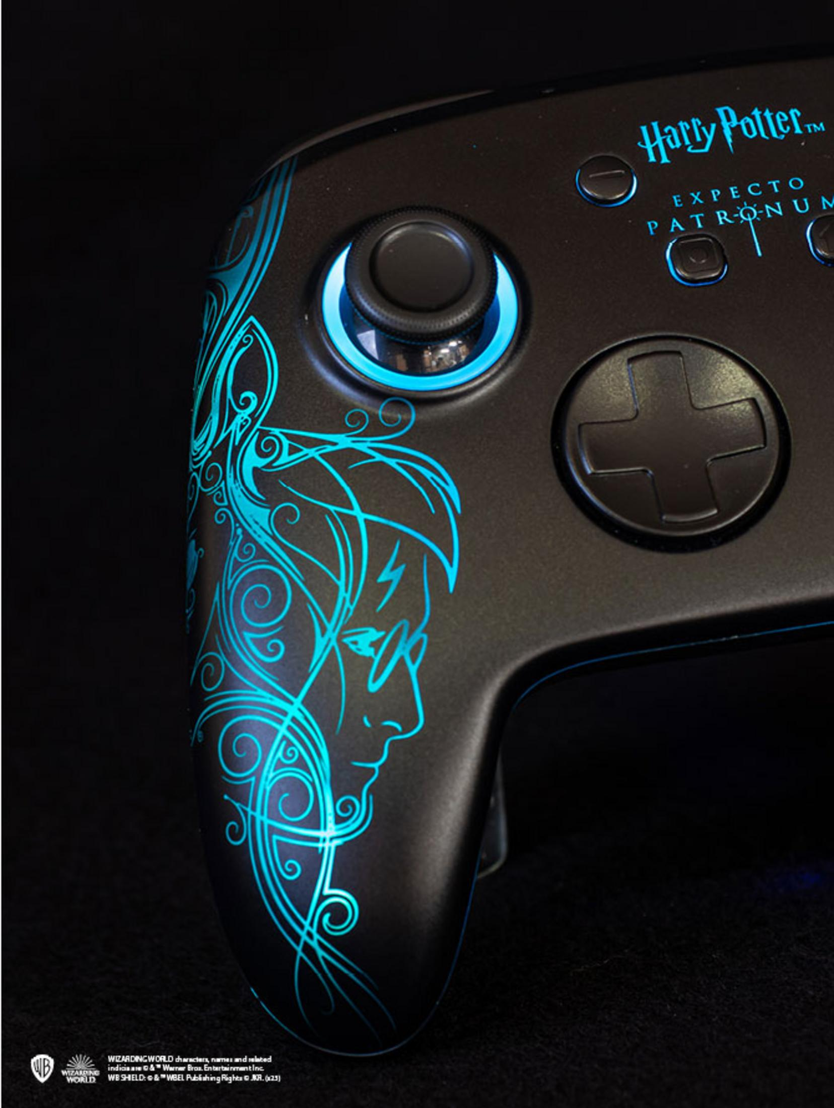 Controller nero con design Harry Potter e accenti blu luminosi.