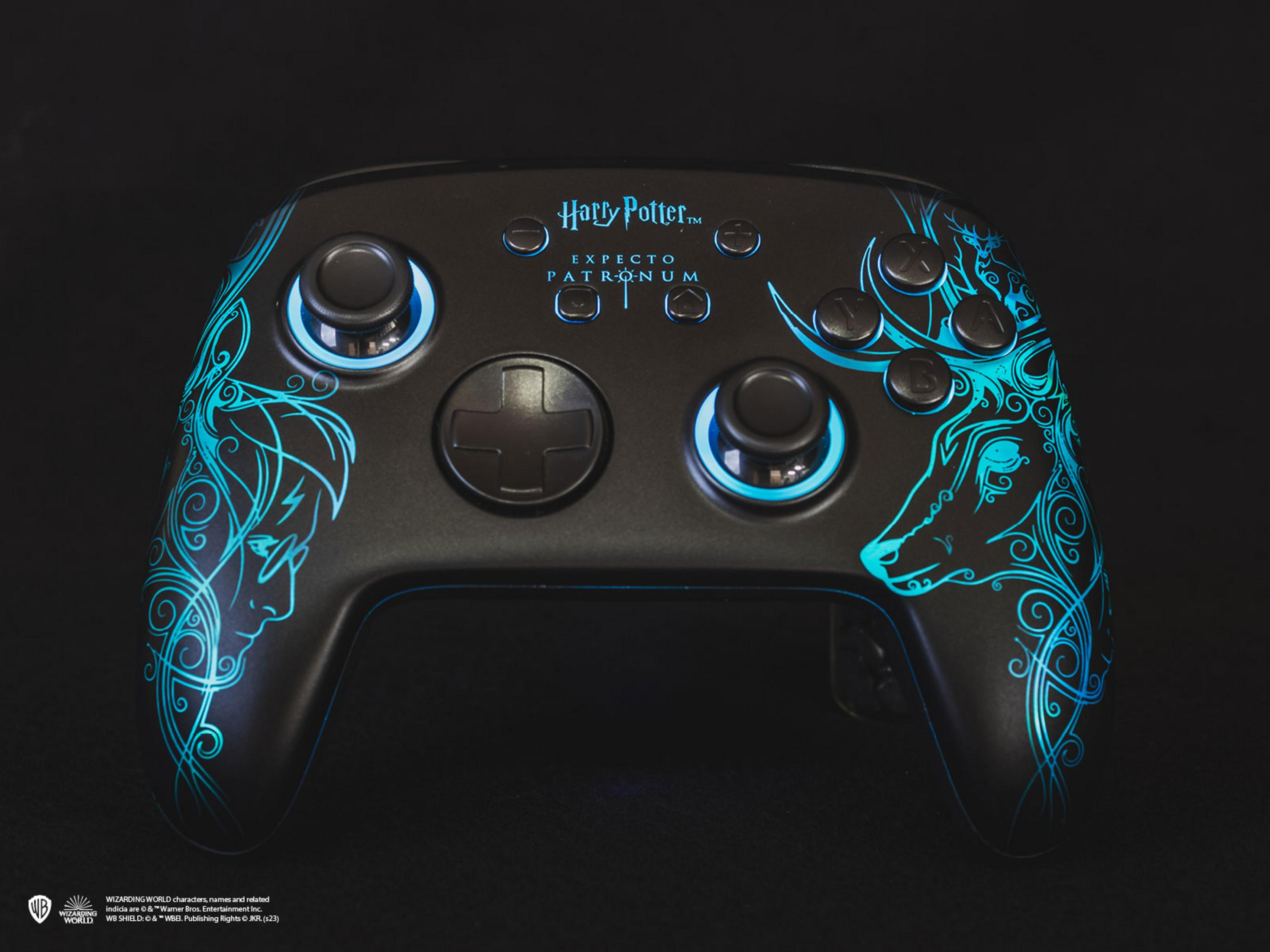 Controller nero Harry Potter con design di cervo e profilo Patronus blu.