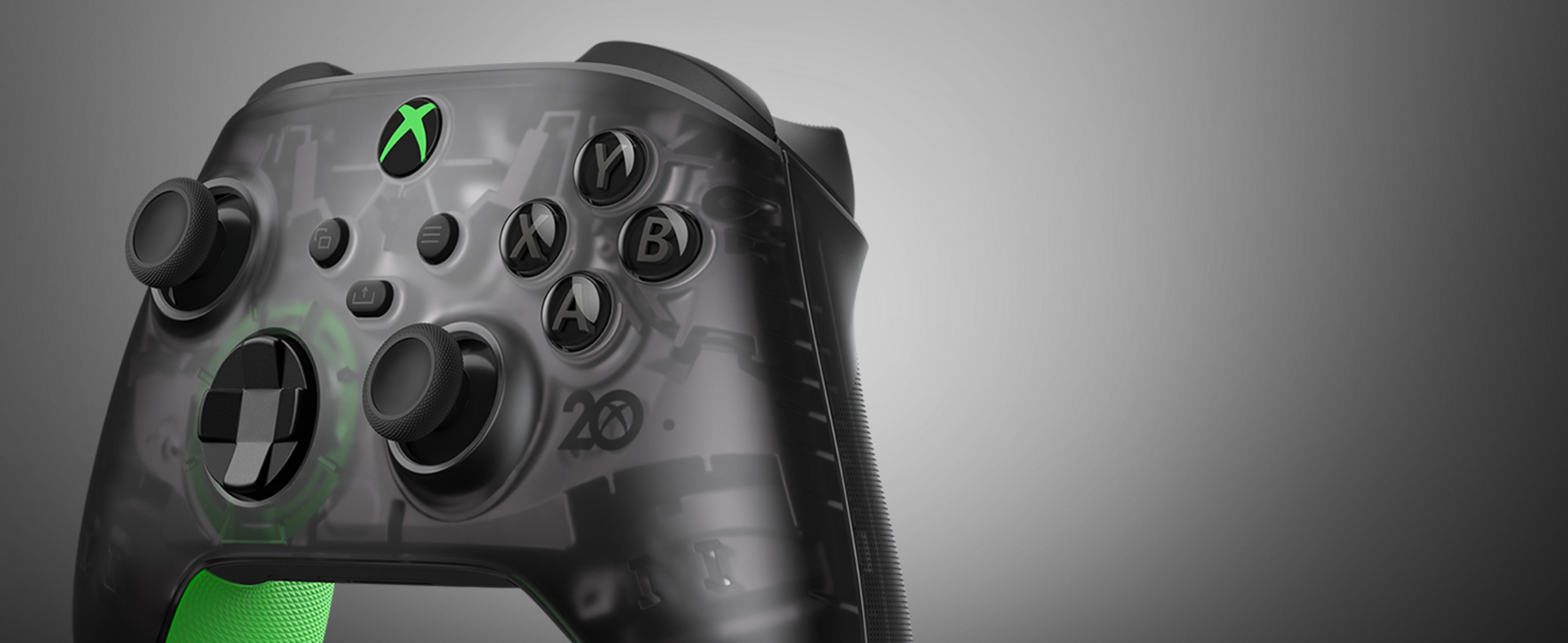 Nahaufnahme eines transparenten Xbox-Controllers mit grünen Akzenten und Tasten.