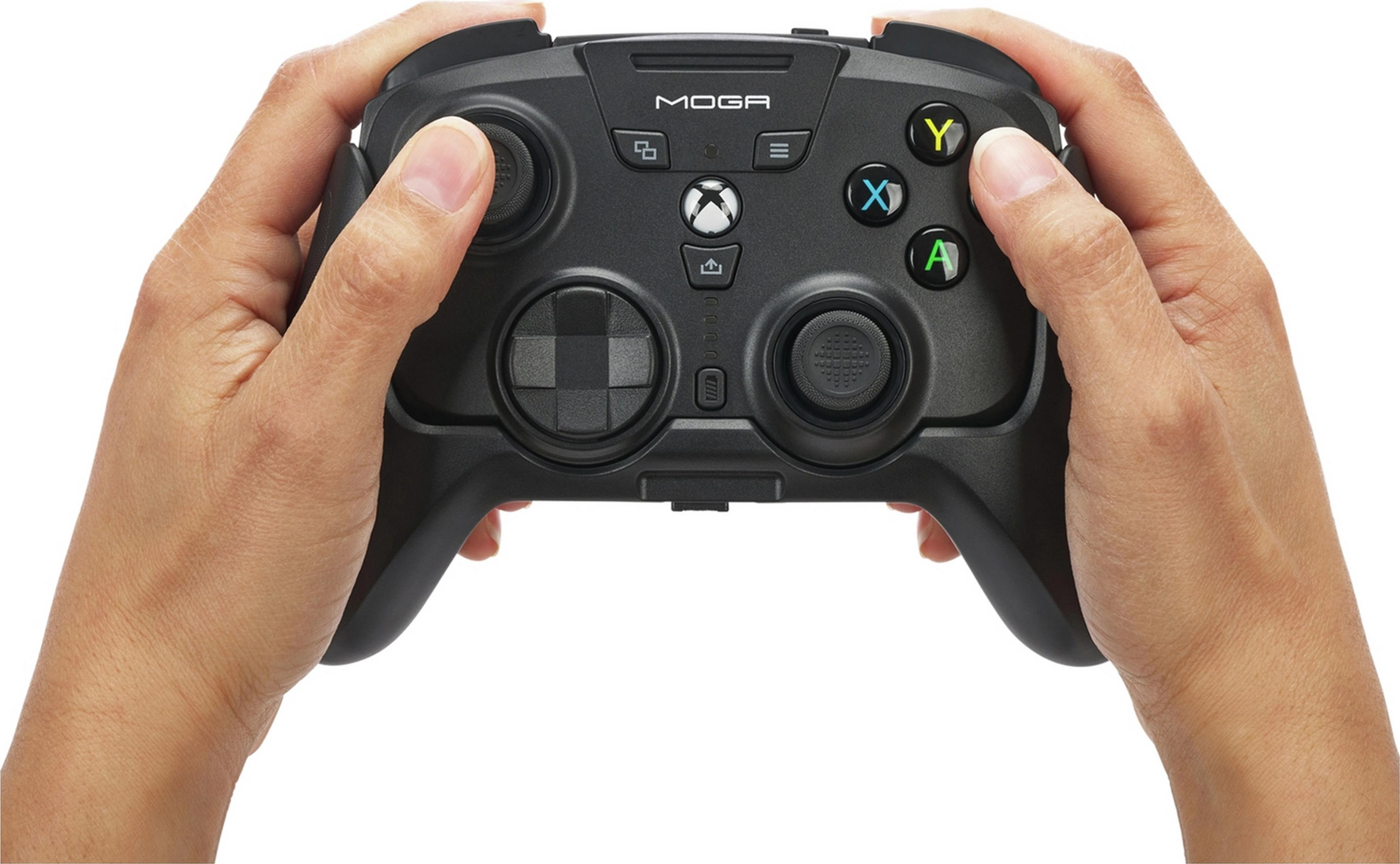 Hände halten einen schwarzen MOGA-Controller mit Xbox-Tasten.