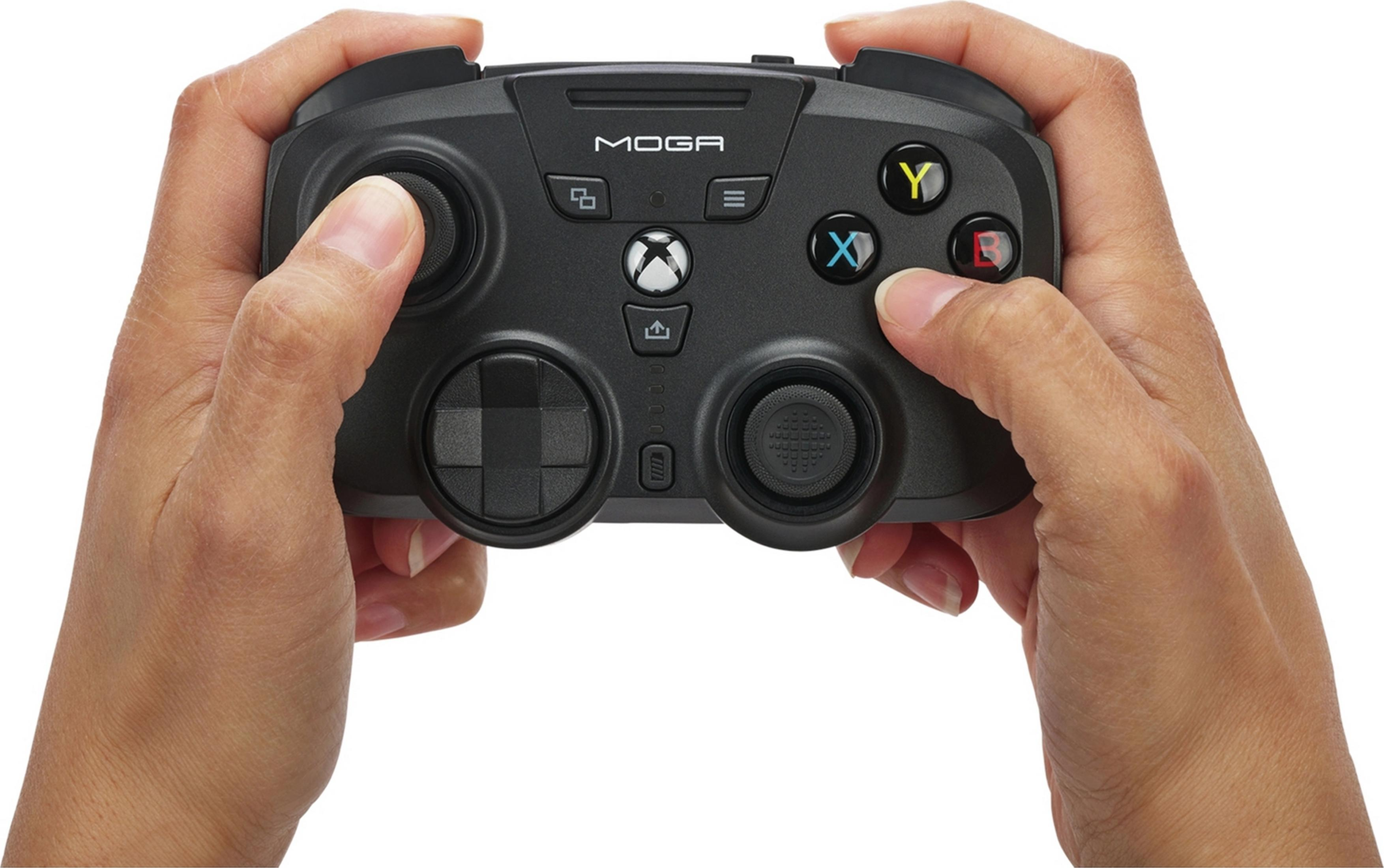 Zwei Hände halten einen schwarzen MOGA-Controller mit Xbox-Steuerelementen.