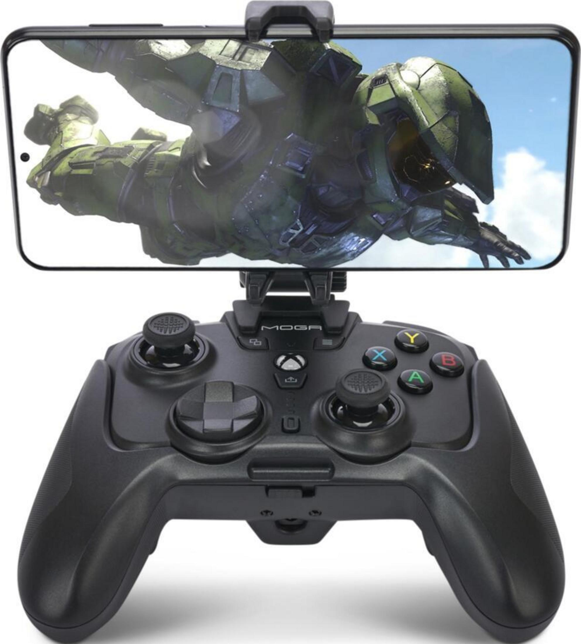Ein schwarzer Controller hält ein Smartphone, das Master Chief zeigt. Himmel im Hintergrund.