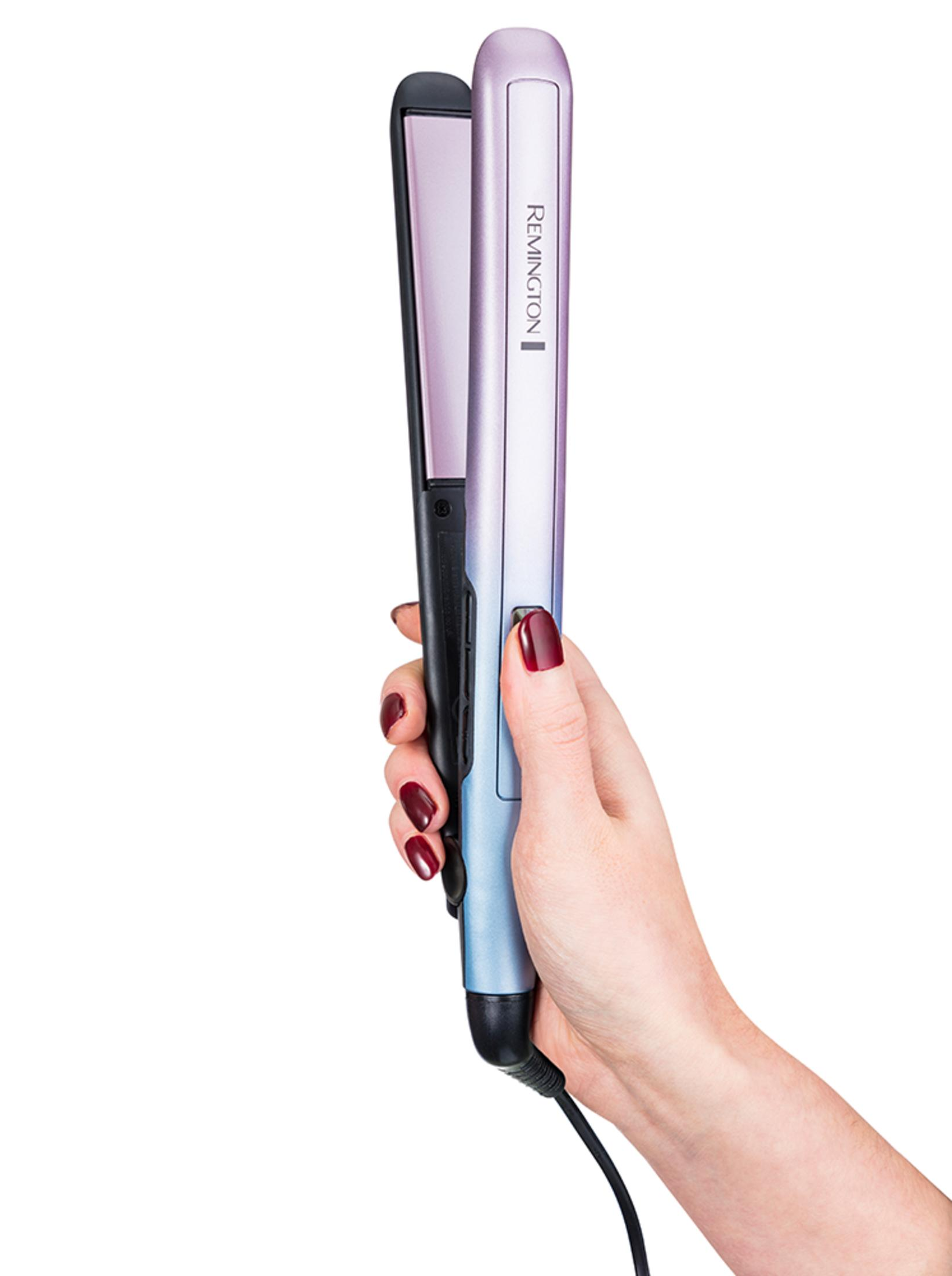 Una mano tiene una piastra per capelli Remington con accenti viola e blu.