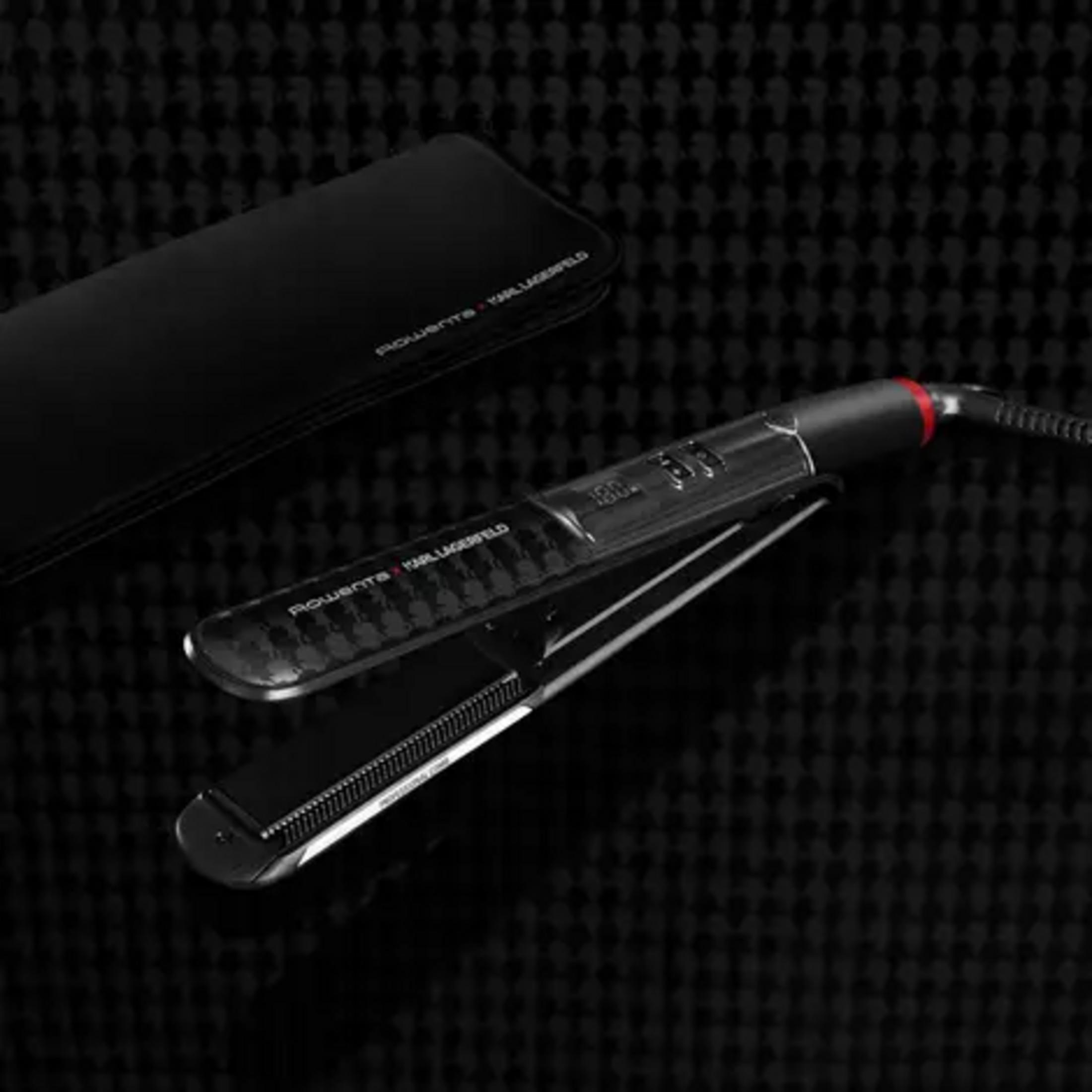 Czarna prostownica z logo Karl Lagerfeld na czarnym, teksturowanym tle.