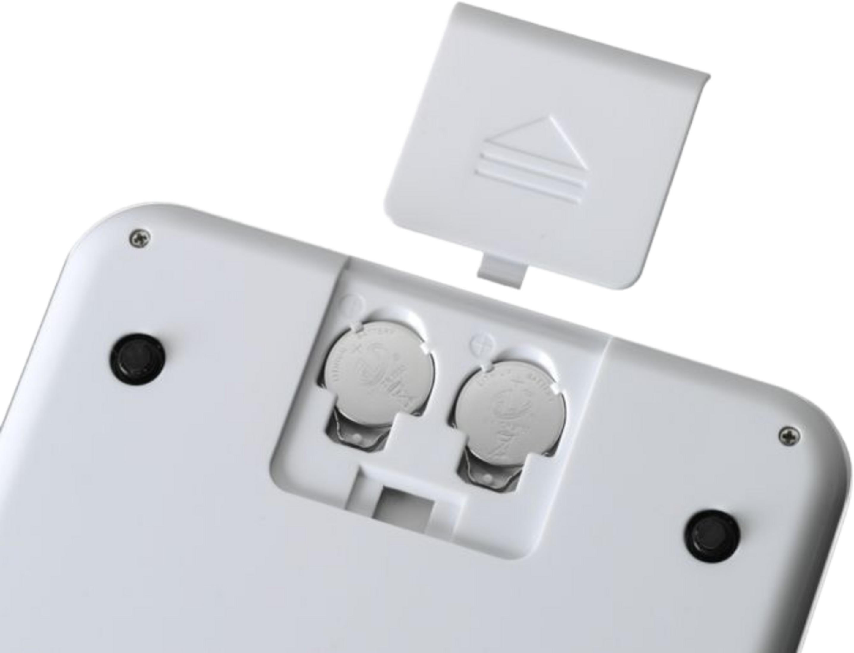 Das Innere eines weißen Geräts mit zwei Knopfzellenbatterien und geöffnetem Batteriefachdeckel.