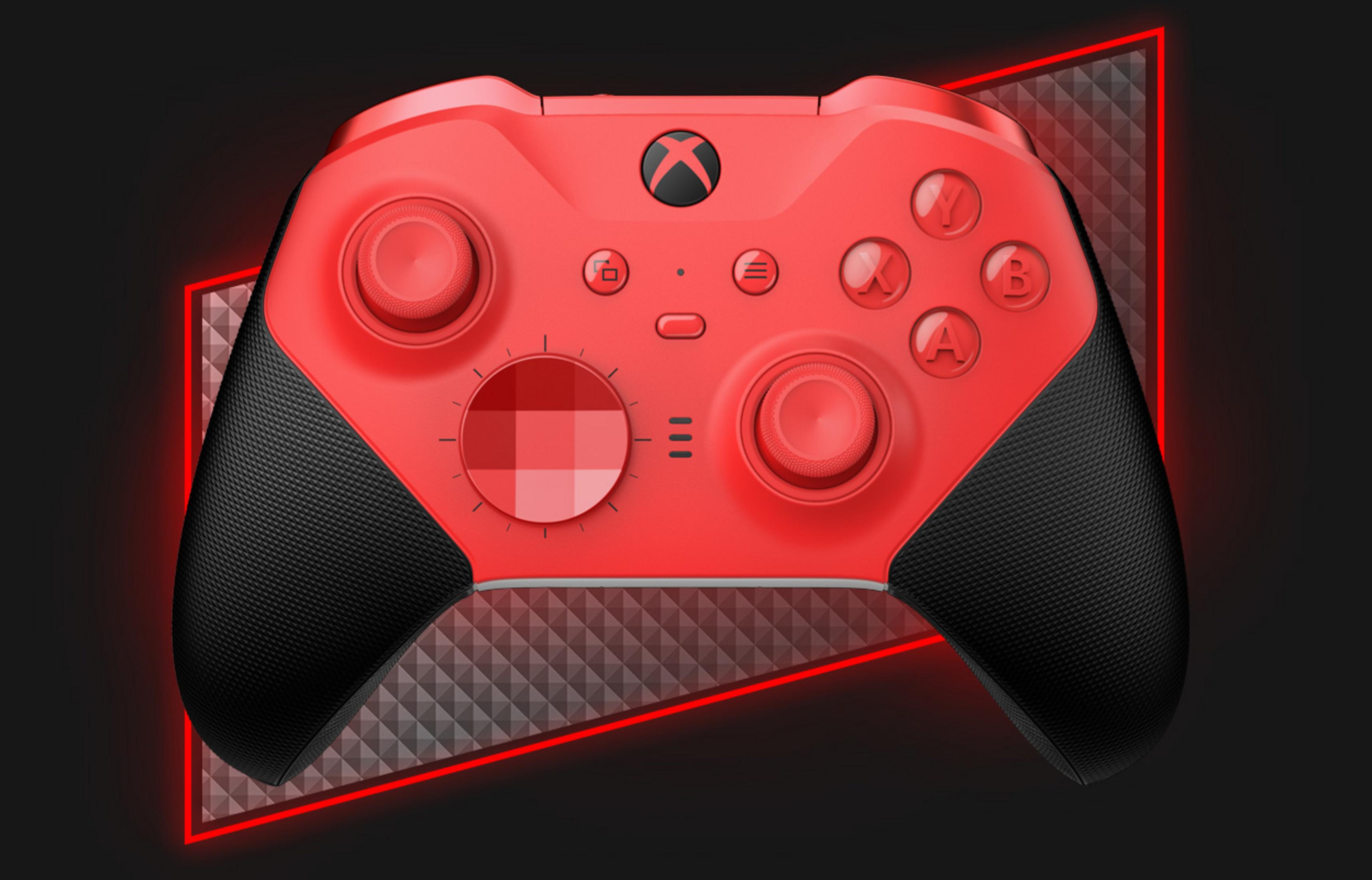 Un mando rojo de Xbox con agarres negros descansa sobre un fondo oscuro.