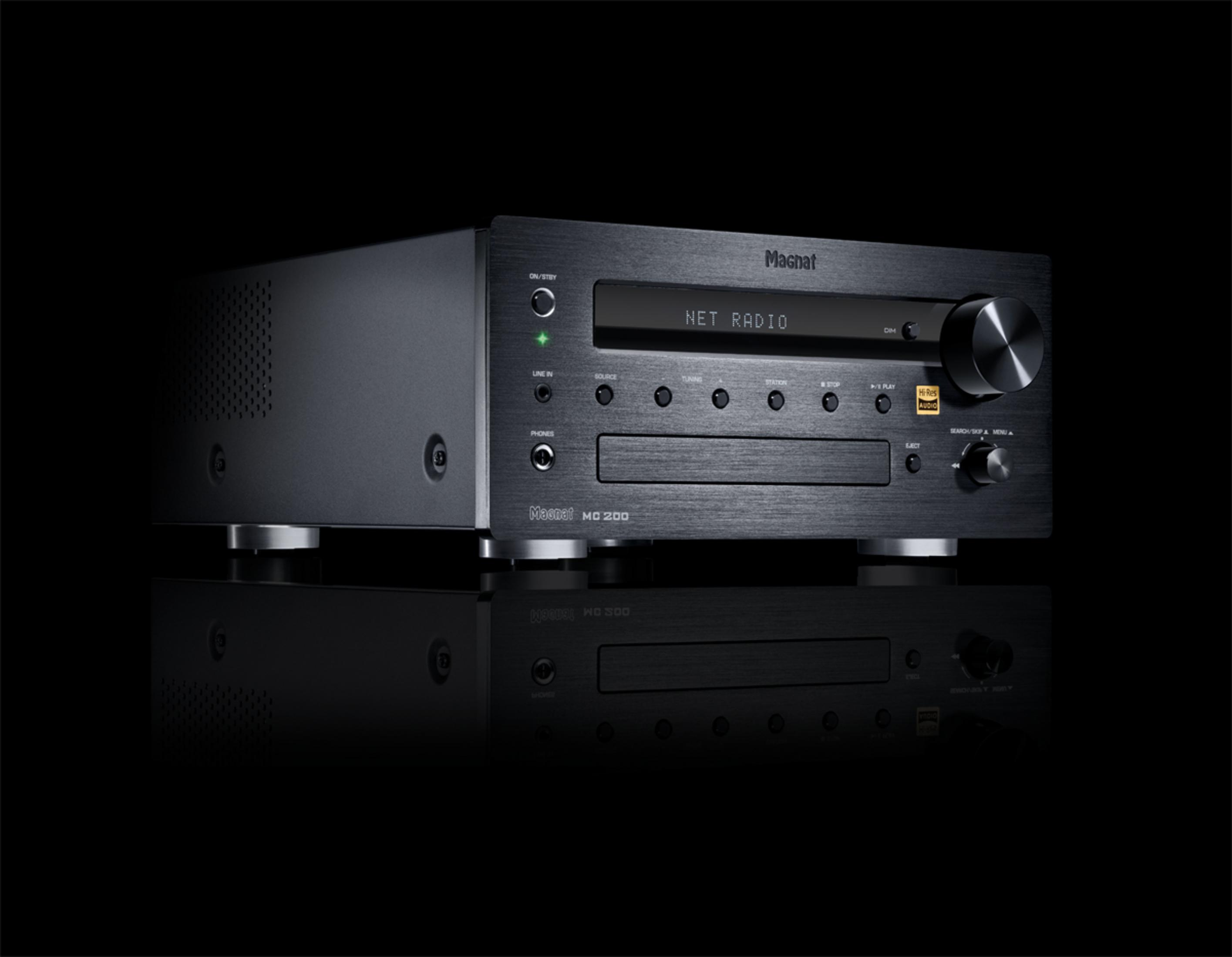 Ein schwarzer Magnat MC 200 Netzwerk-Radio-CD-Player steht auf einer spiegelnden Oberfläche.