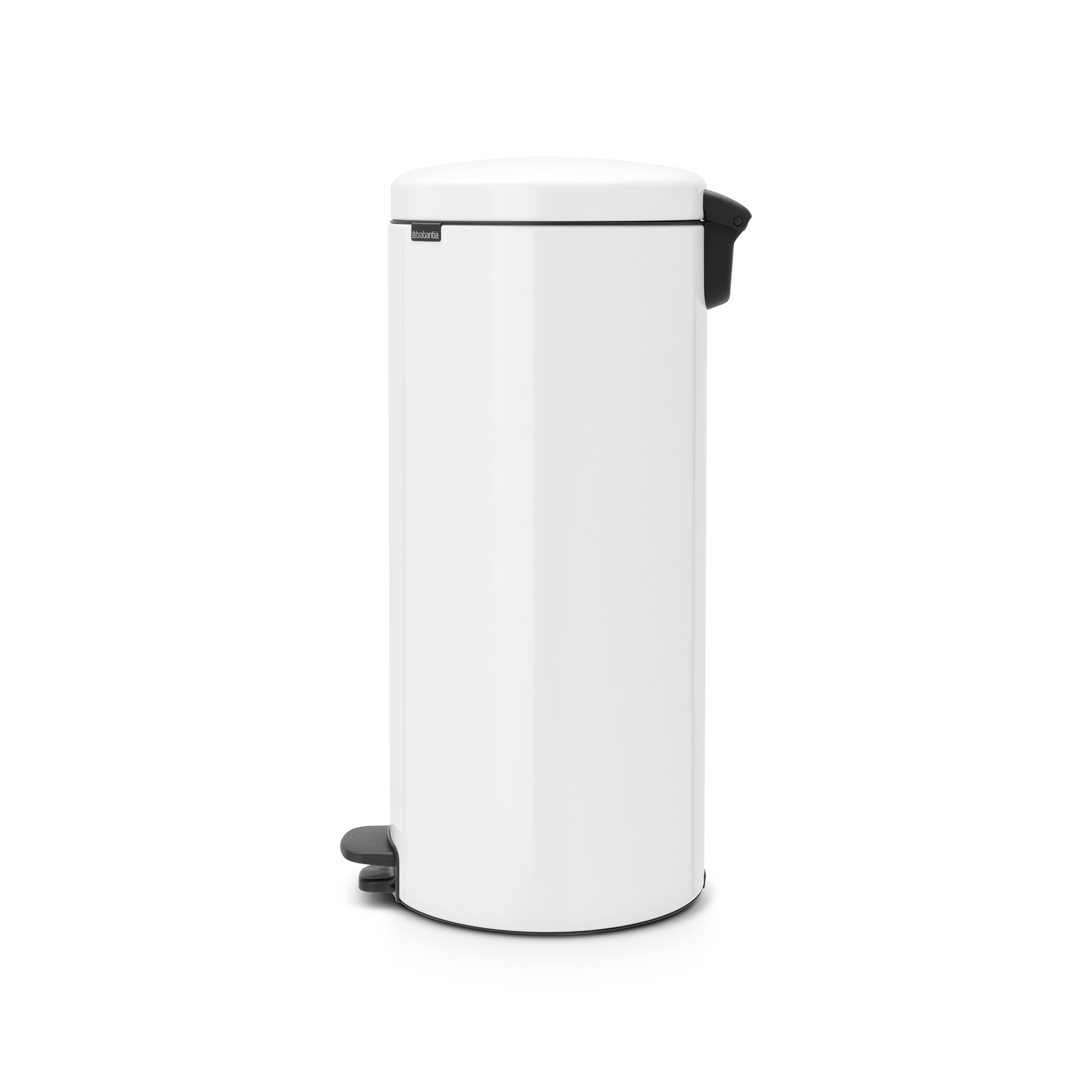 Een witte pedaalemmer met zwart deksel en pedaal, tegen een witte achtergrond.