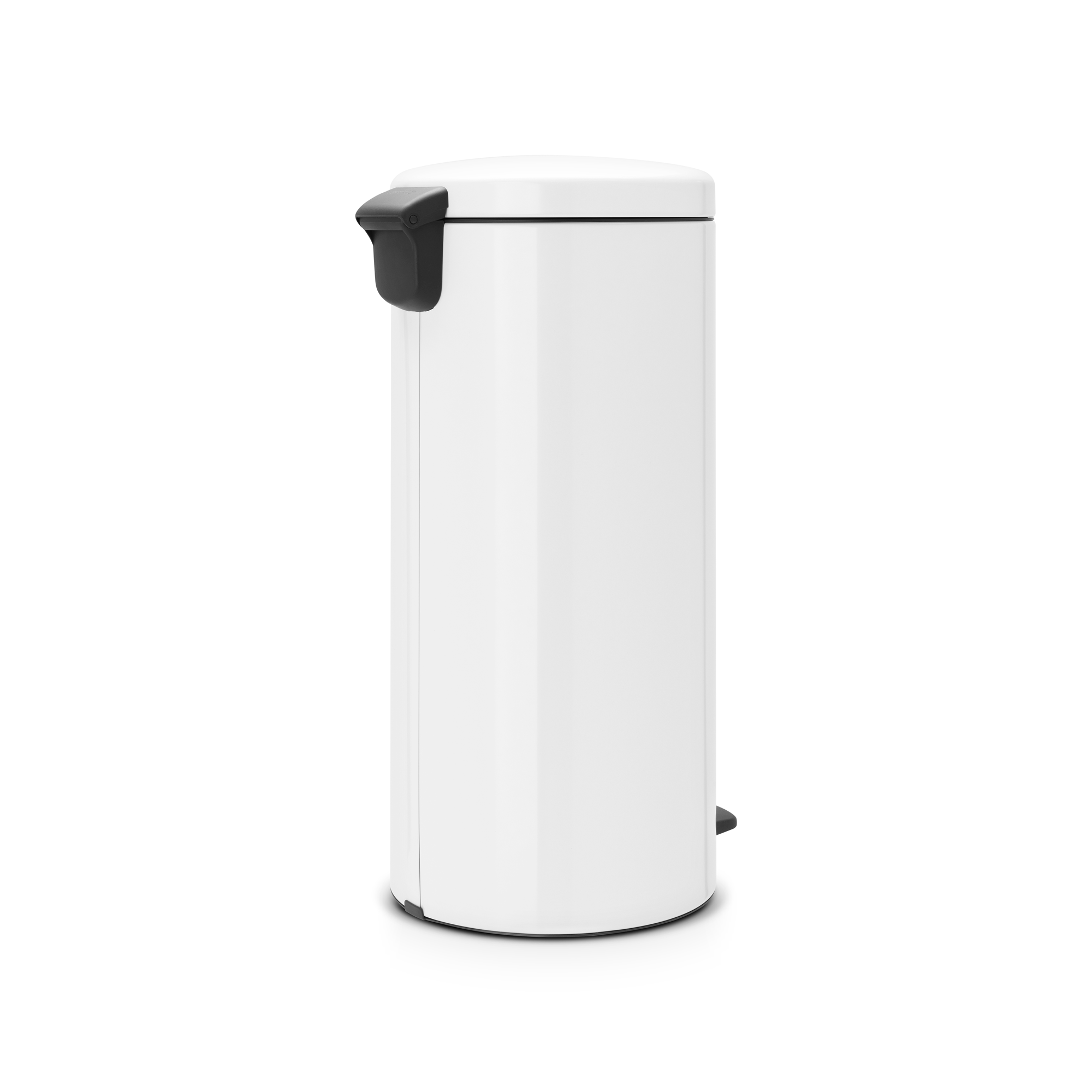 Een witte prullenbak met zilveren voetpedaal en zwarte handgreep.