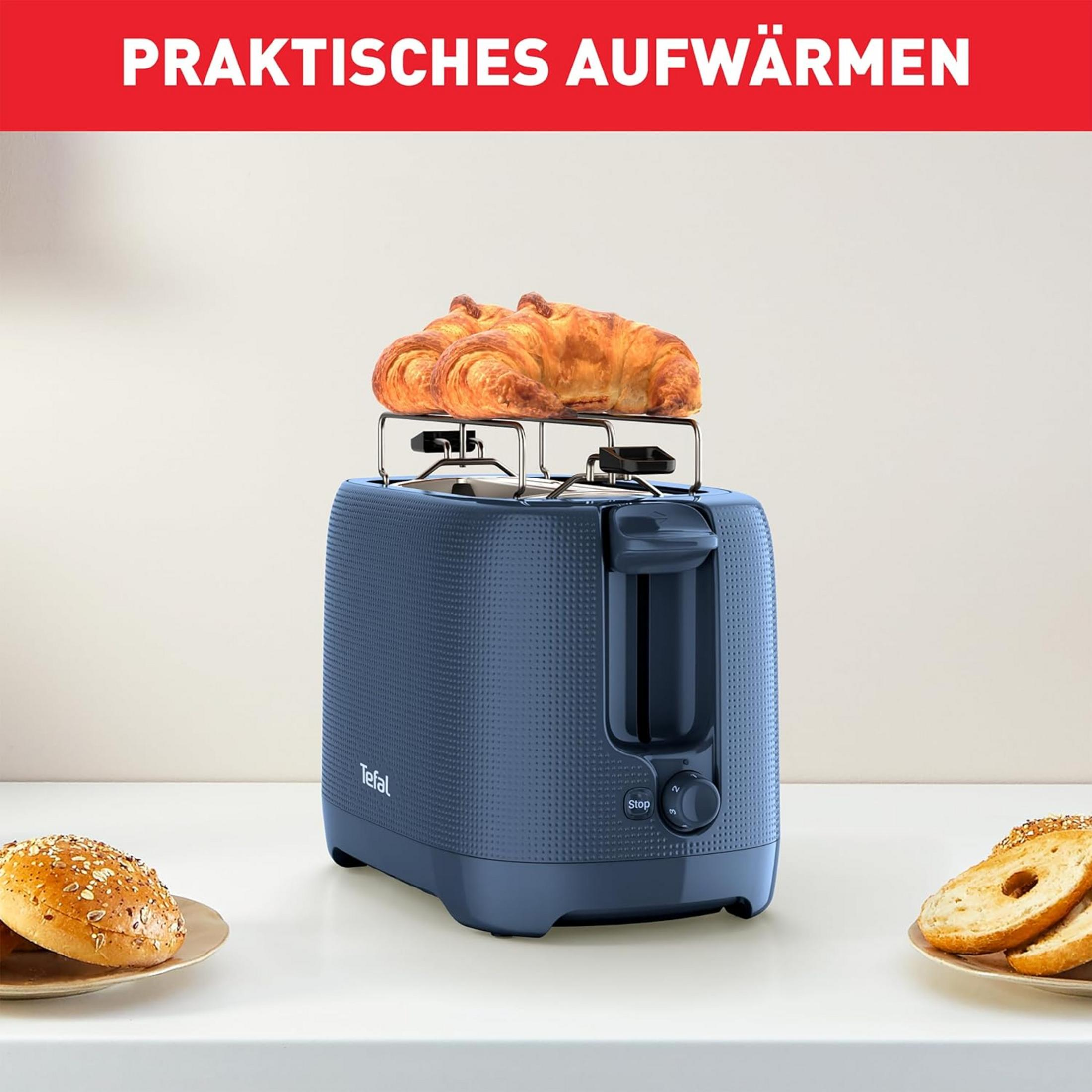 Ein blauer Toaster mit Croissants und Bagels. Praktisches Aufwärmen.