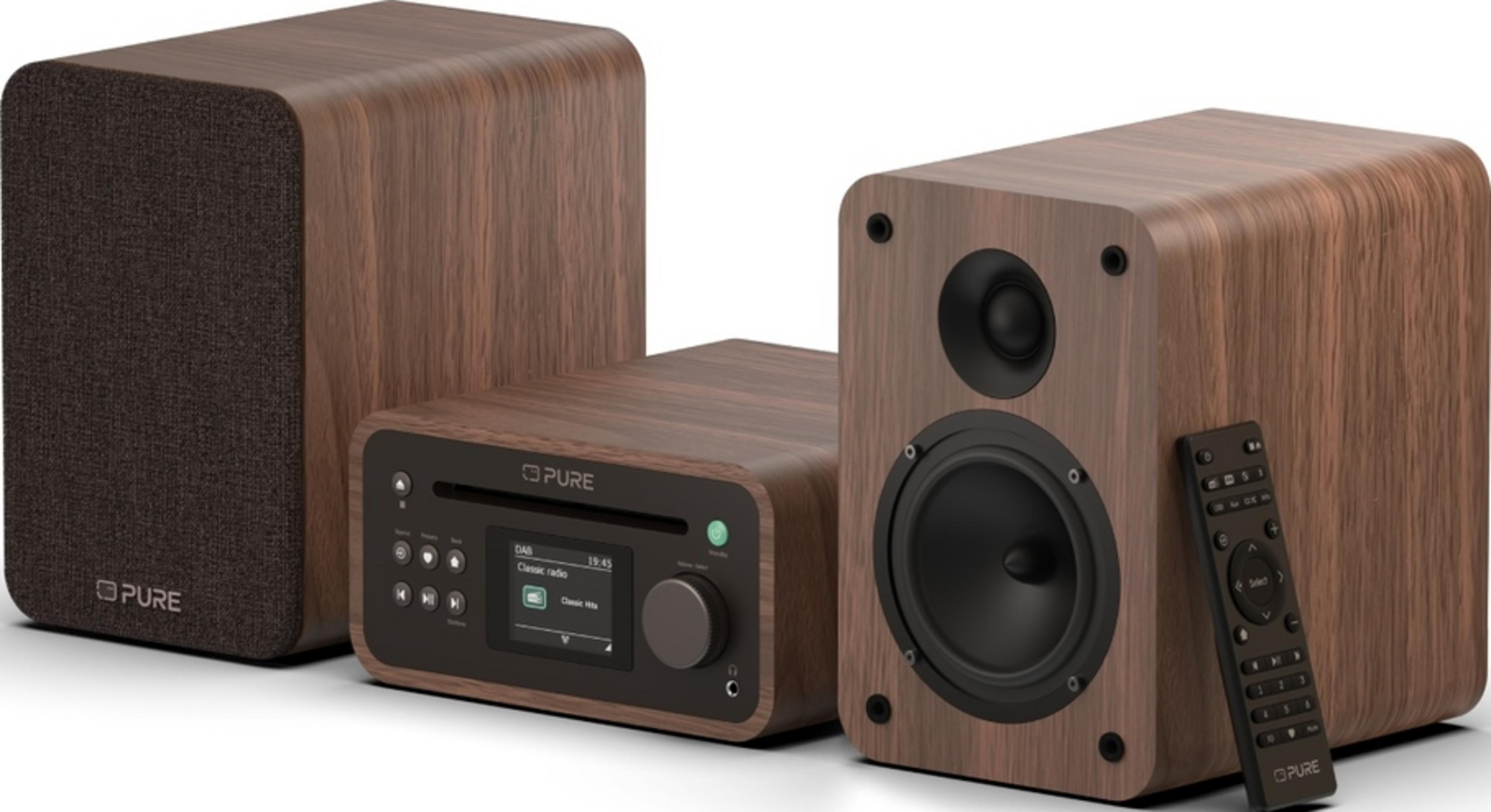 Holzfarbene Lautsprecher und Radio mit Fernbedienung auf weißem Hintergrund.