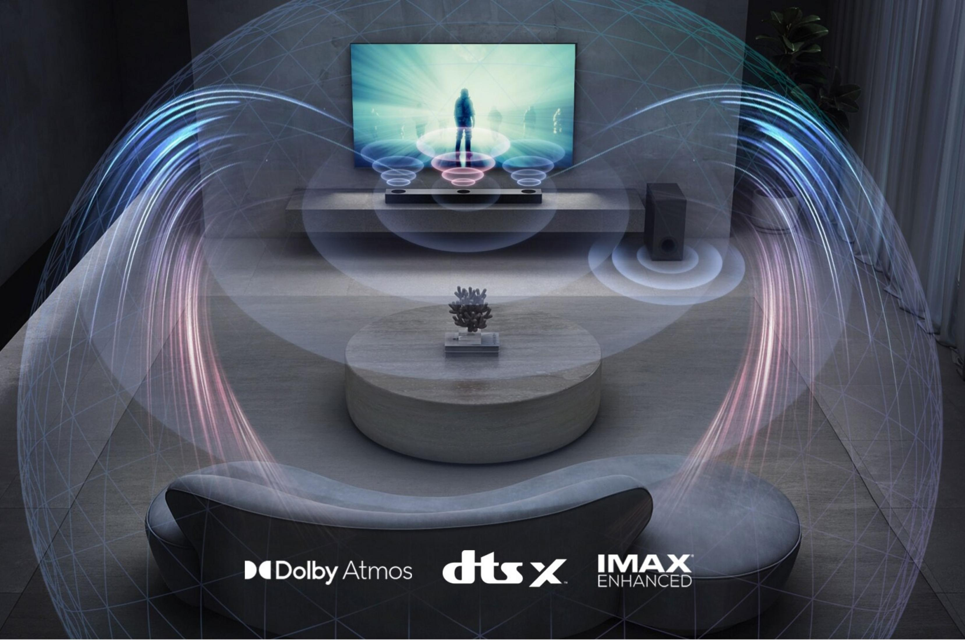 Ein modernes Wohnzimmer mit einem Fernseher, der ein Mann zeigt, und einer Soundbar.
