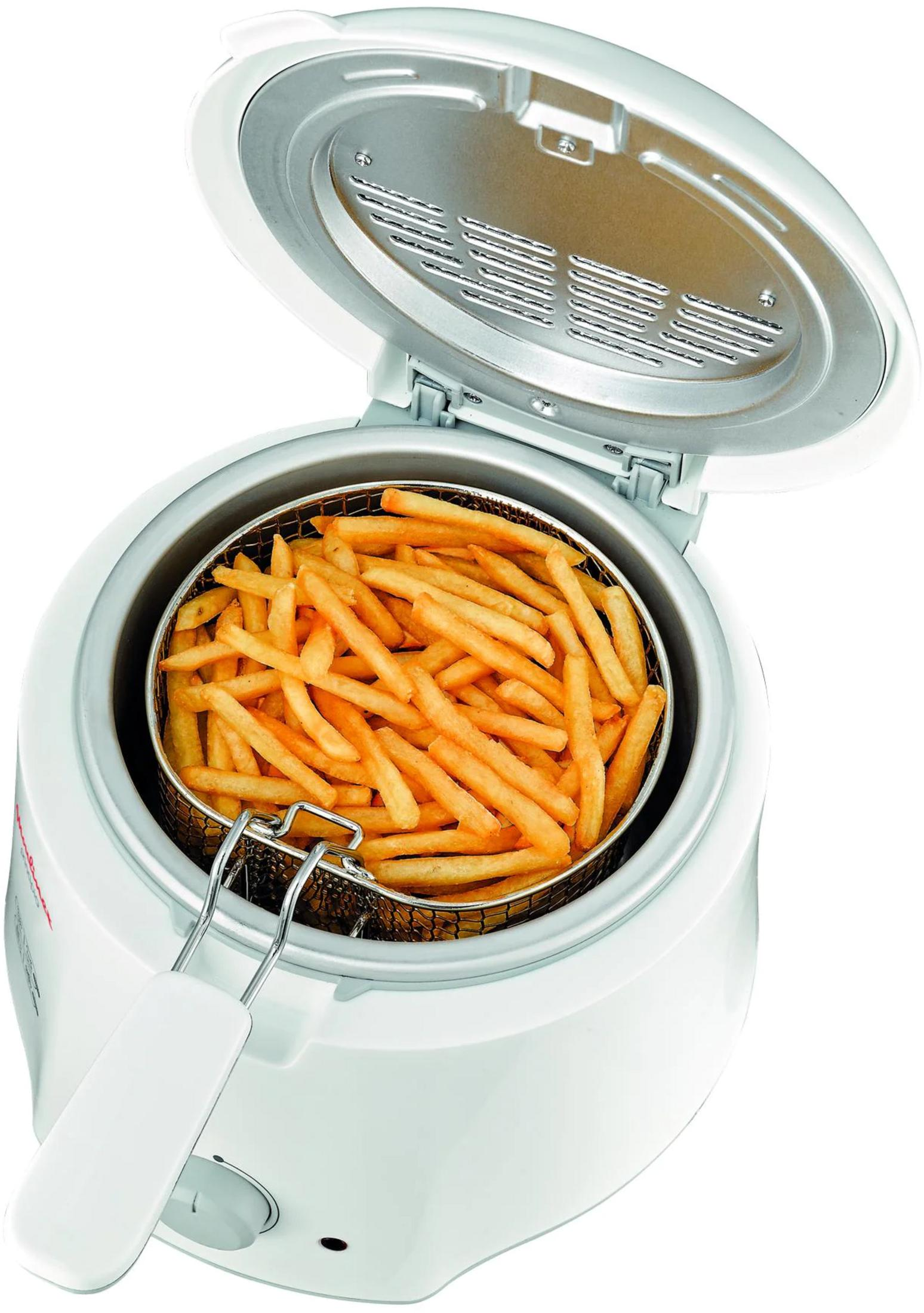 Biała frytkownica z koszem pełnym złocistych frytek.