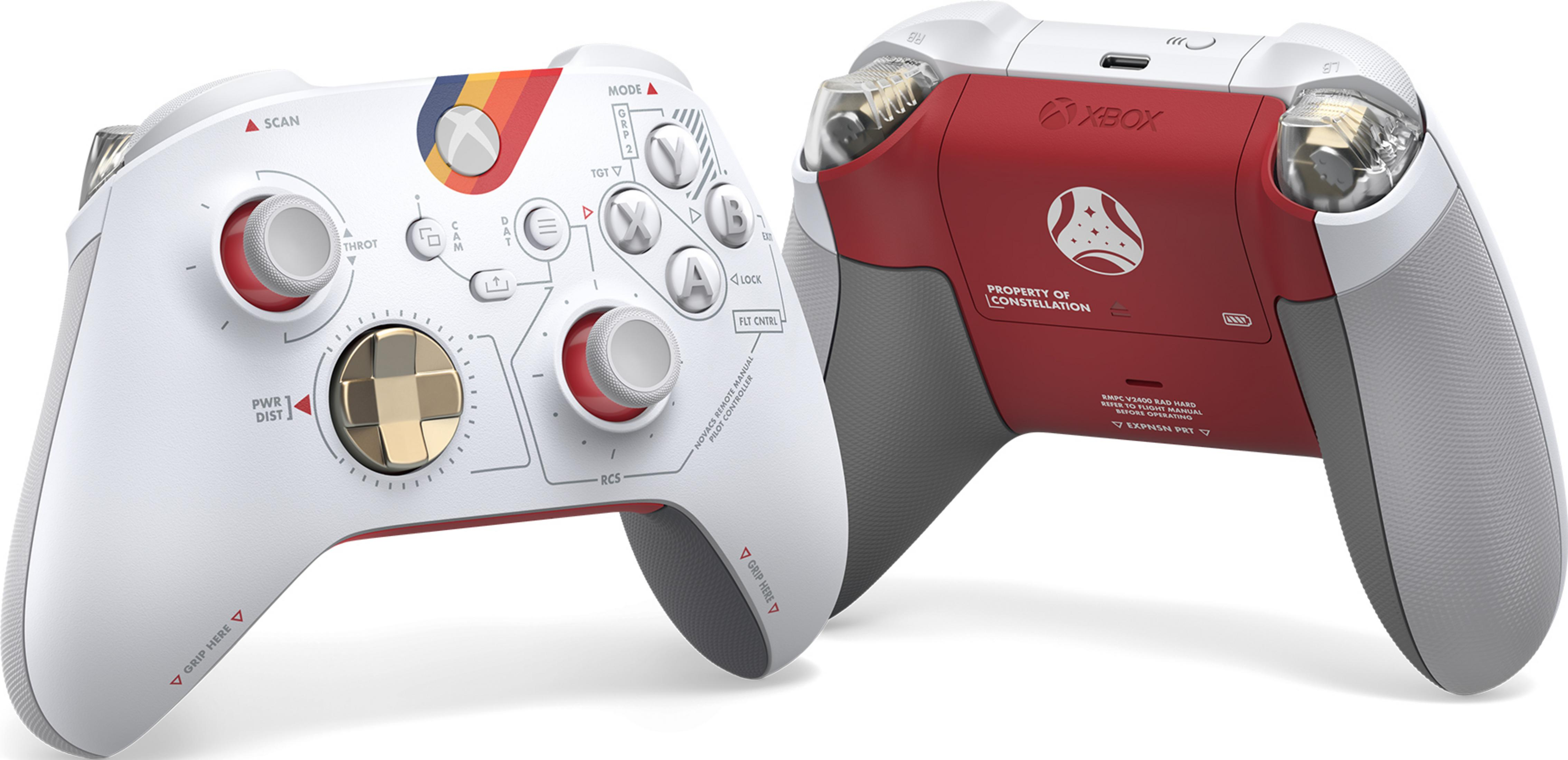 Zwei Xbox-Controller, einer weiß mit Regenbogenstreifen, der andere rot mit Sternenlogo.