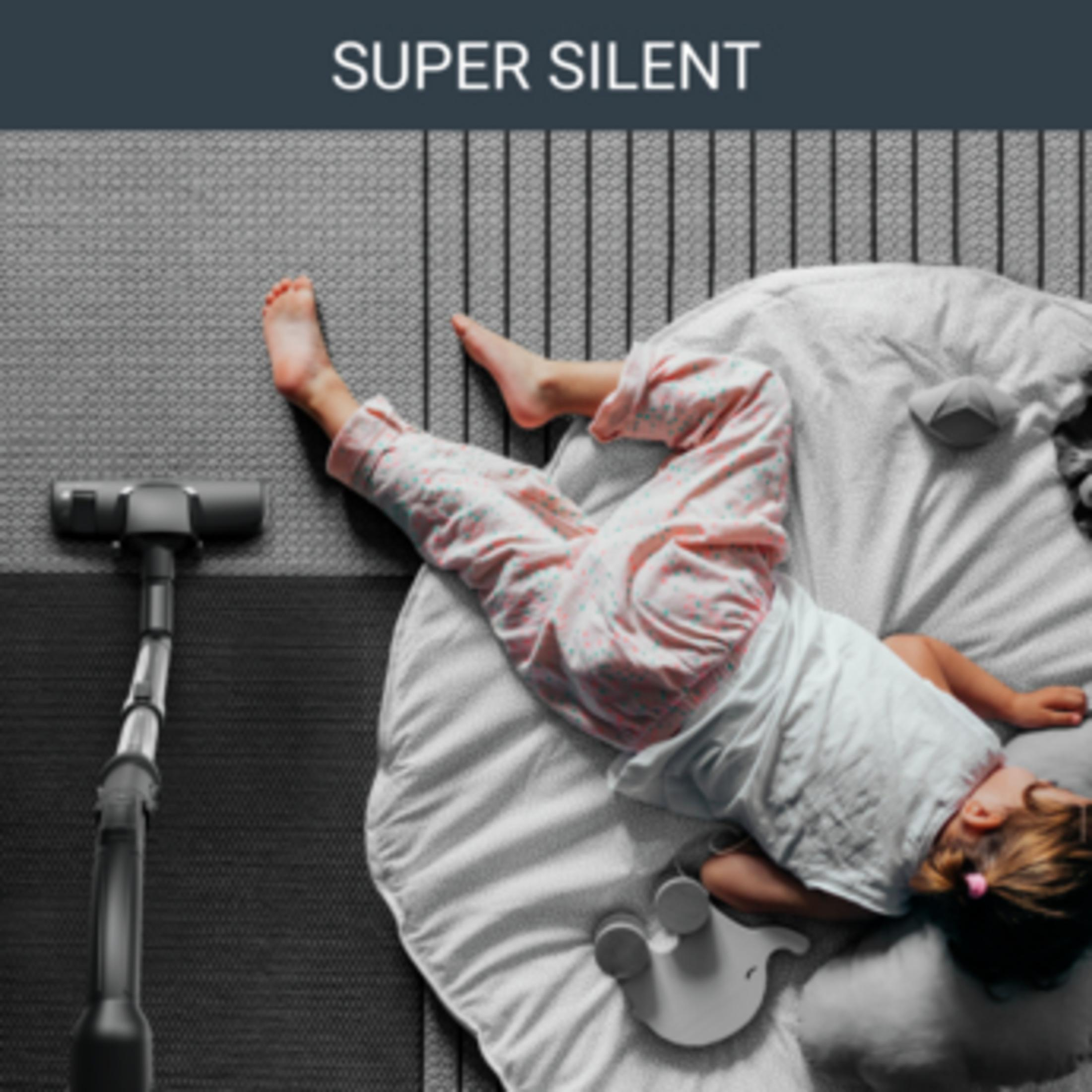 Dziecko śpi na dywanie obok odkurzacza.