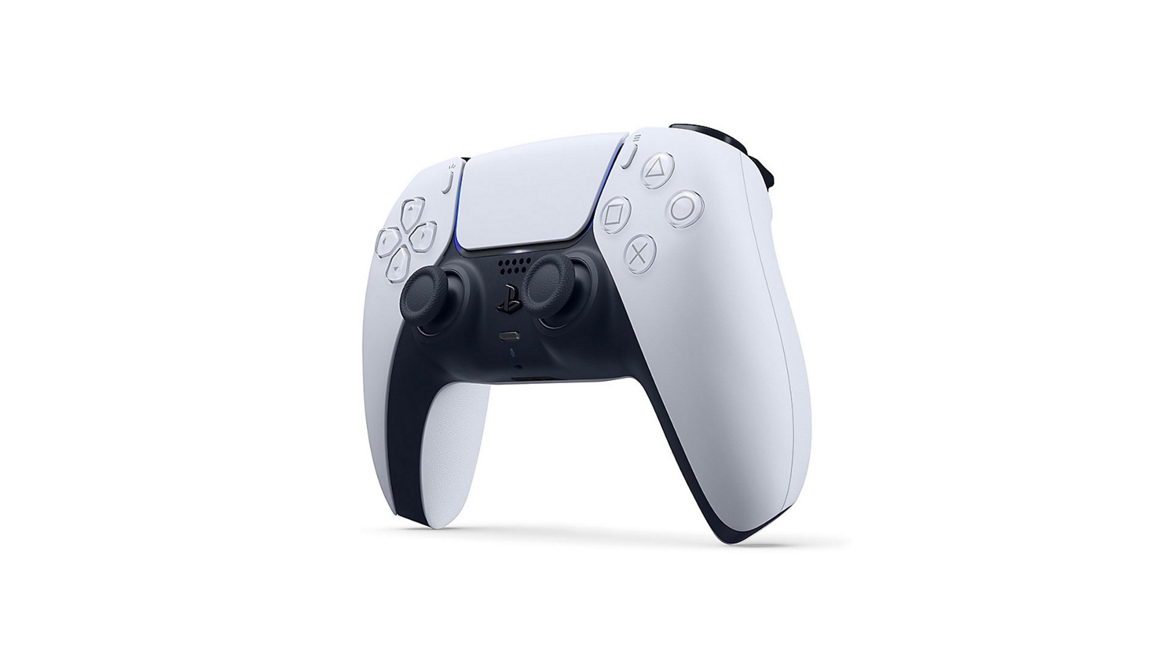 Ein weißer und schwarzer PlayStation 5 Controller auf weißem Hintergrund.
