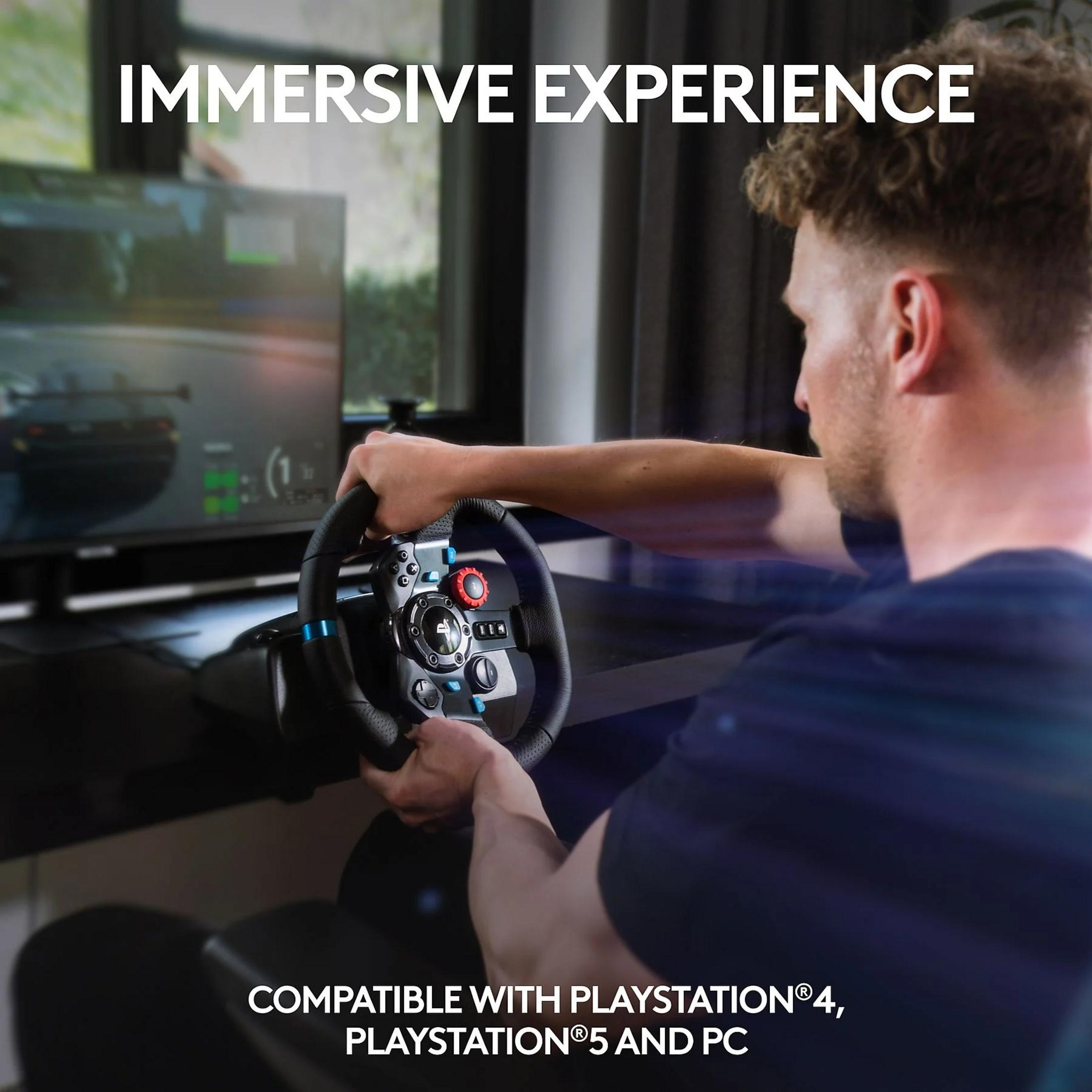 Man speelt racegame met stuur, compatibel met PS4, PS5, pc.