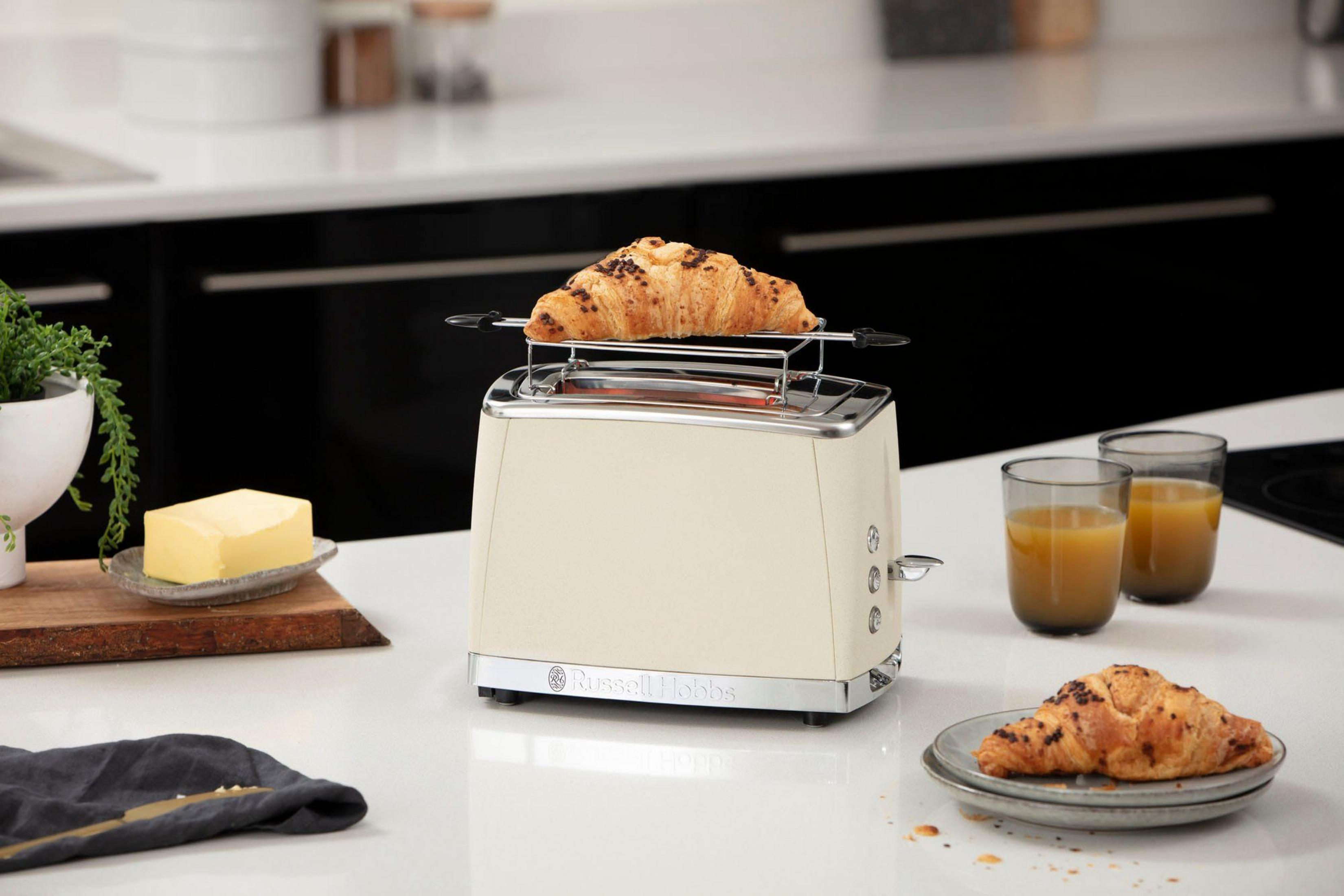 Grille-pain crème avec croissant et beurre. Deux verres de jus.