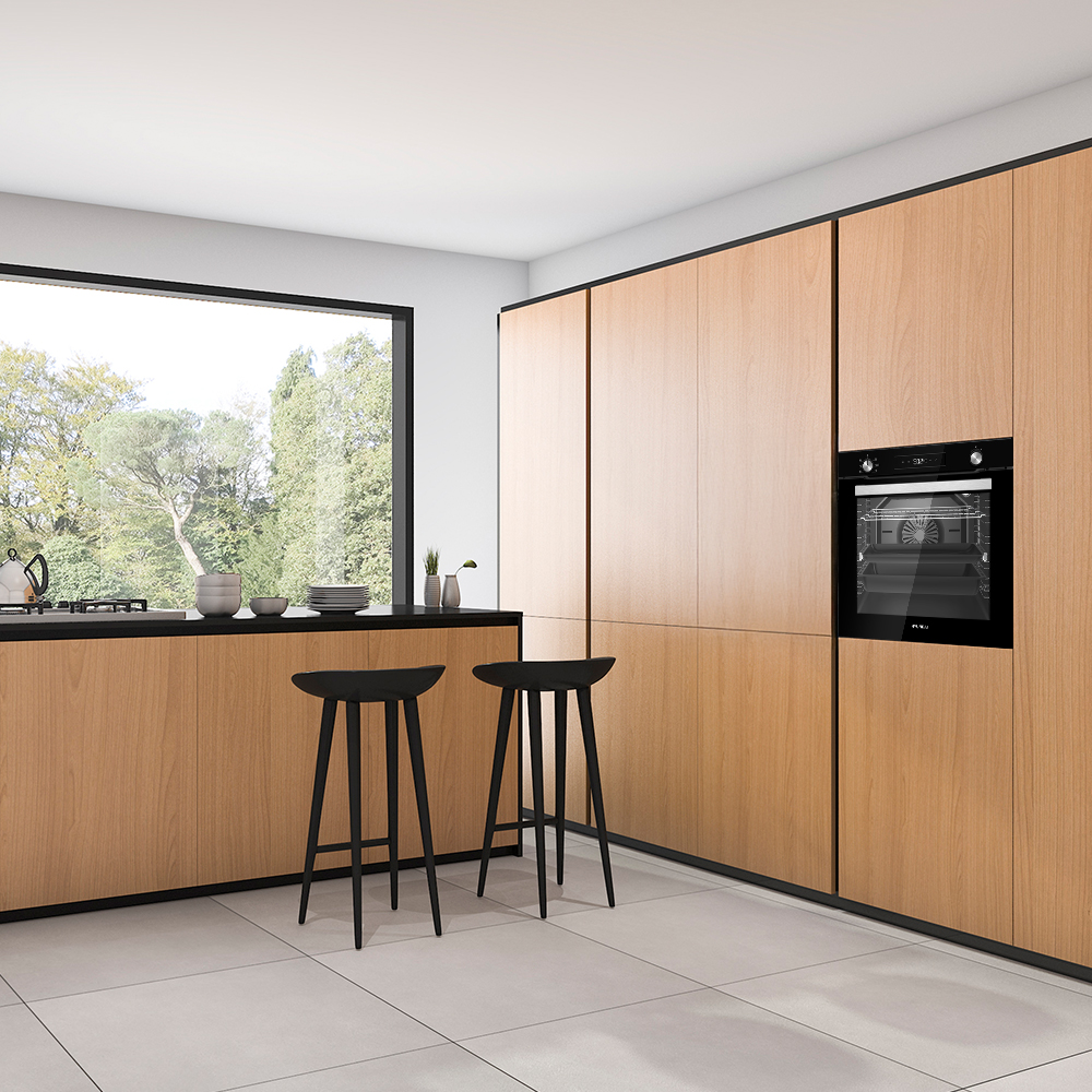 Moderna cocina de madera con encimera negra, dos taburetes y un horno.