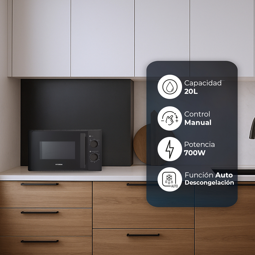 Microondas Hyundai negro en encimera de cocina con gabinetes de madera. Capacidad 20L, 700W.
