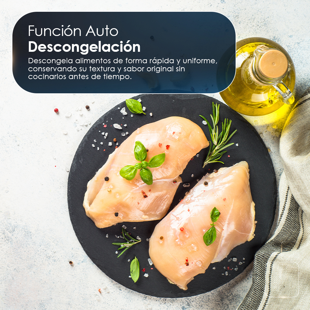 Pechugas de pollo crudas con hierbas, especias y aceite de oliva.