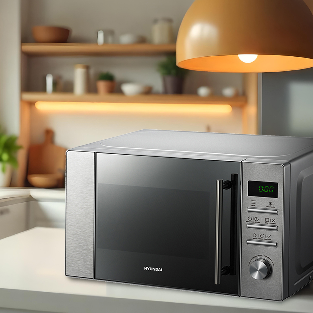 Un microondas plateado Hyundai en una encimera de cocina.