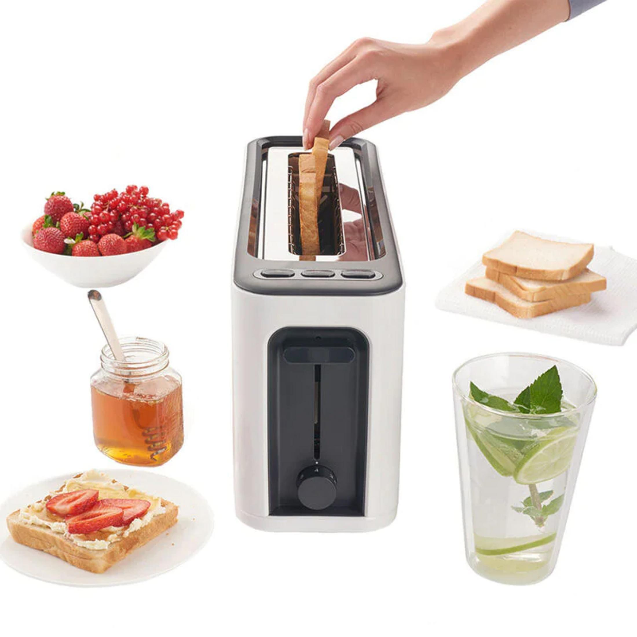 Toster jest ładowany chlebem, obok są jagody, miód, tosty i napój.