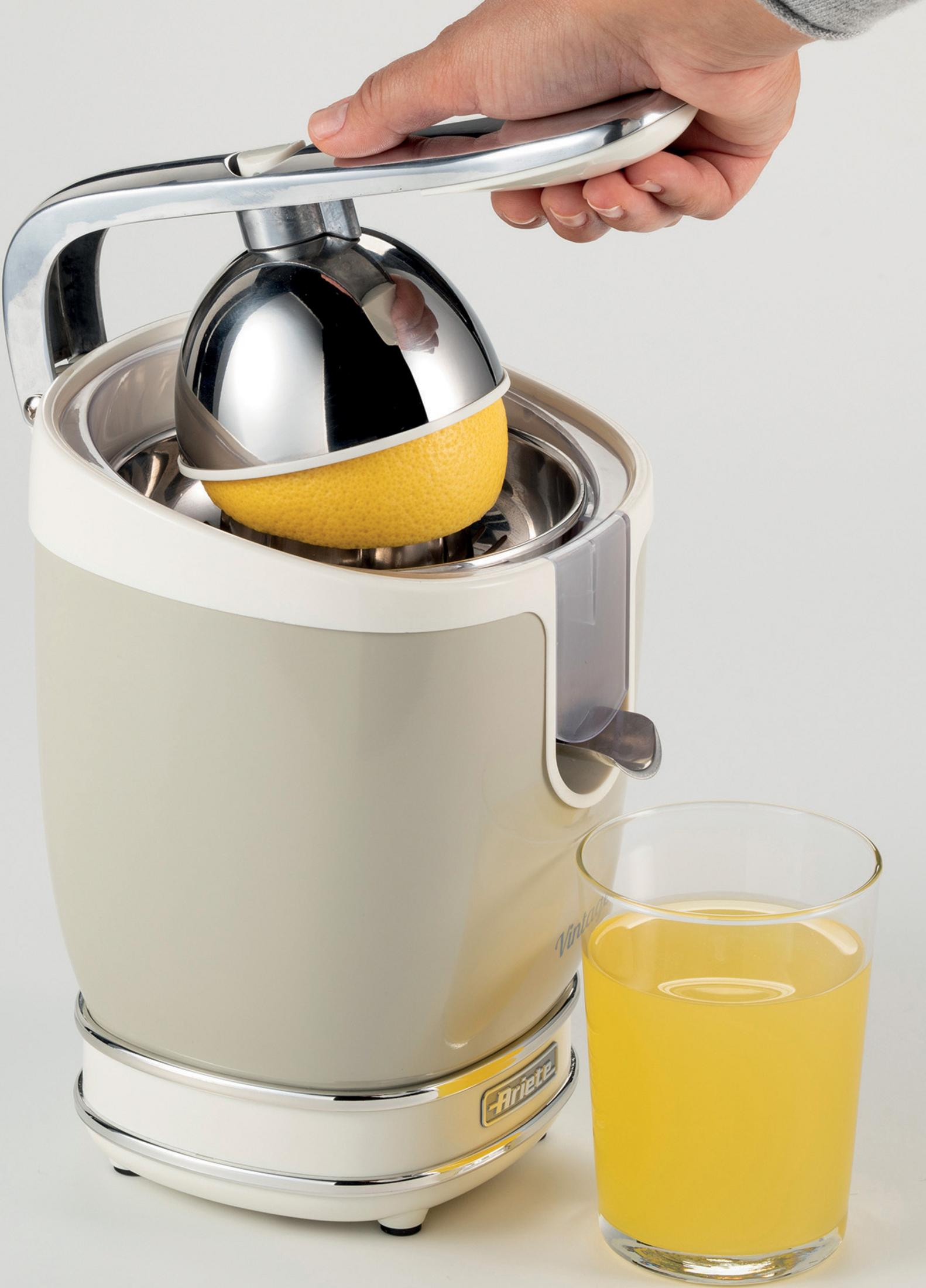 Bir el, yarım limonla sıkacağı koluna bastırıyor.
