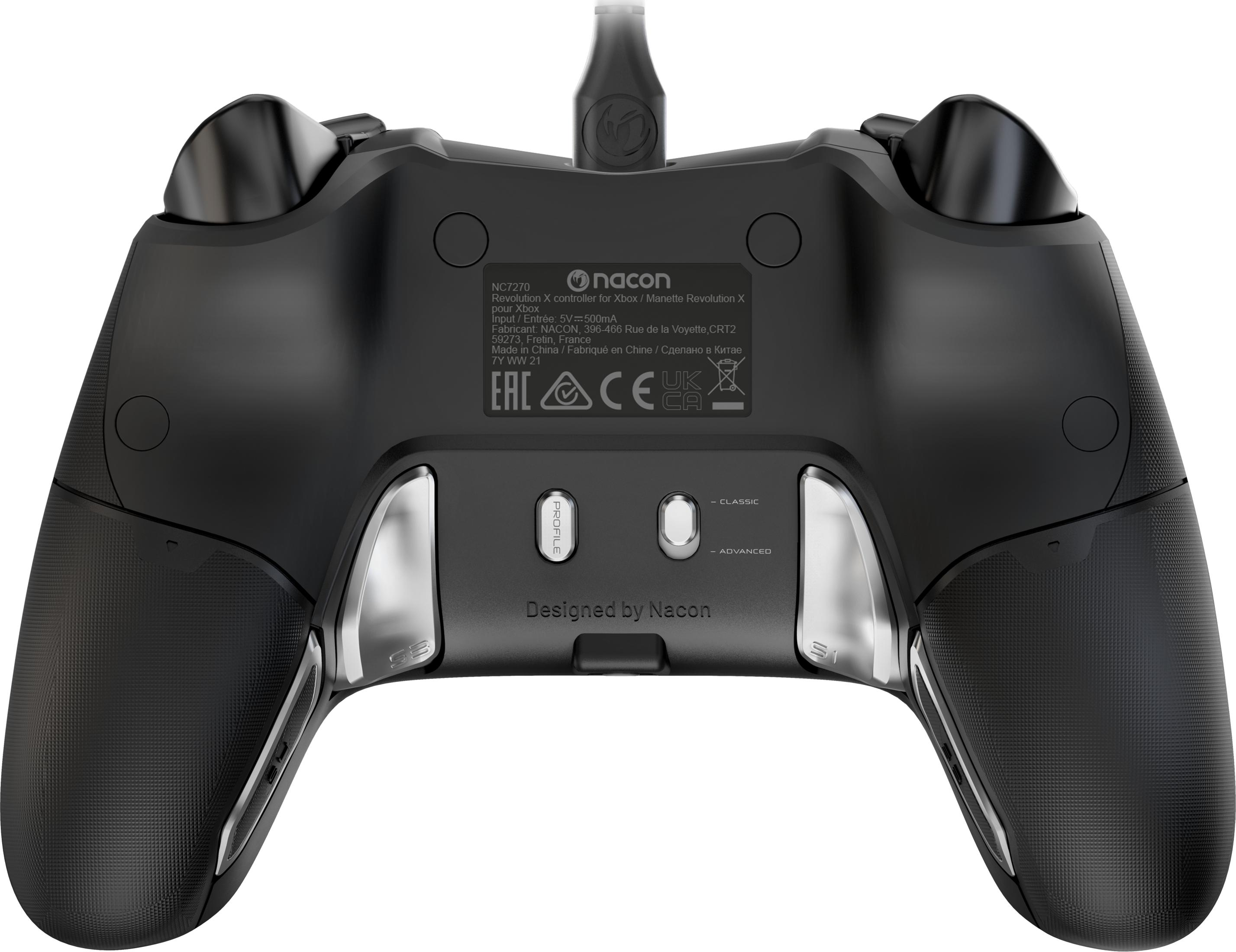 Tył czarnego kontrolera Nacon Xbox z kablem.