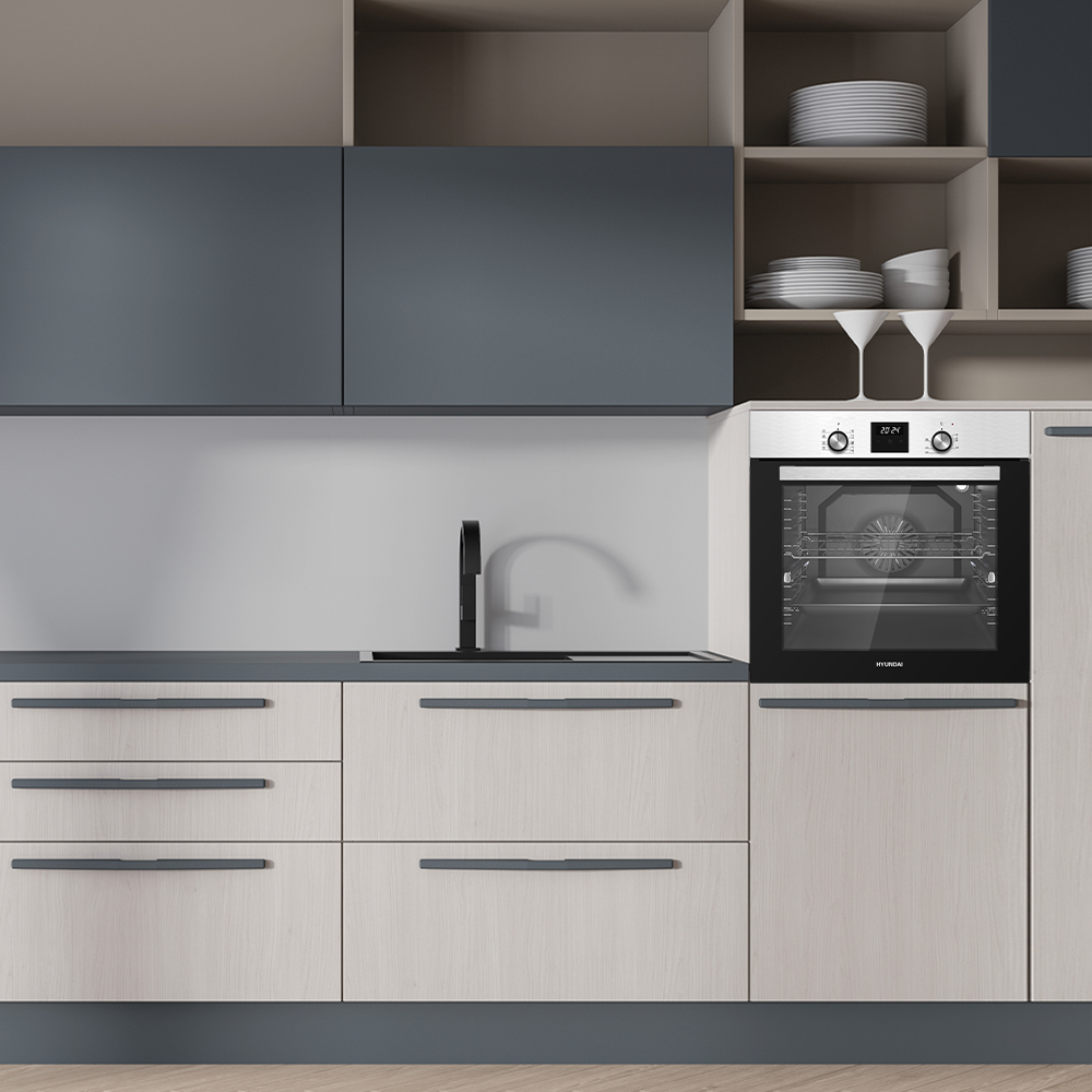 Cocina moderna con gabinetes superiores oscuros, fregadero, horno y gabinetes inferiores claros.