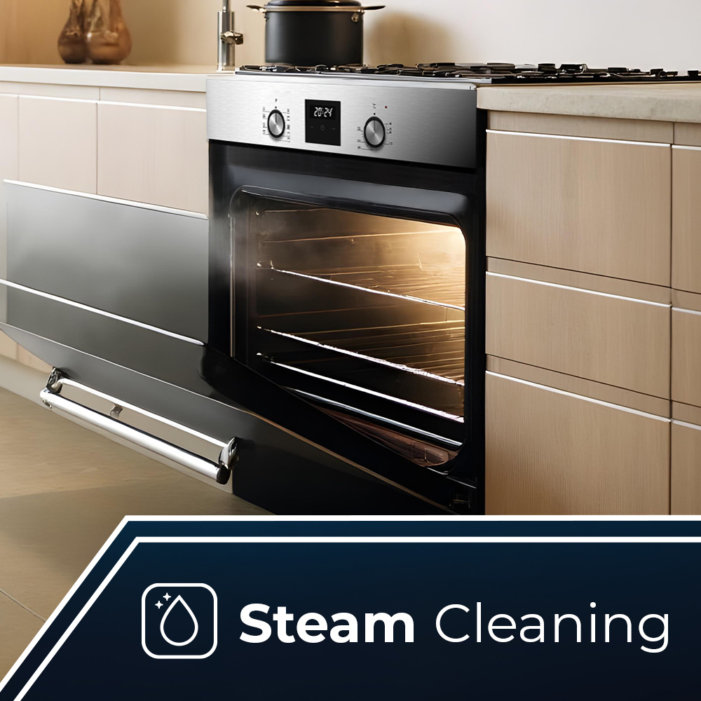 Un horno moderno con la puerta abierta, sale vapor. Un icono y texto indican "Steam Cleaning".