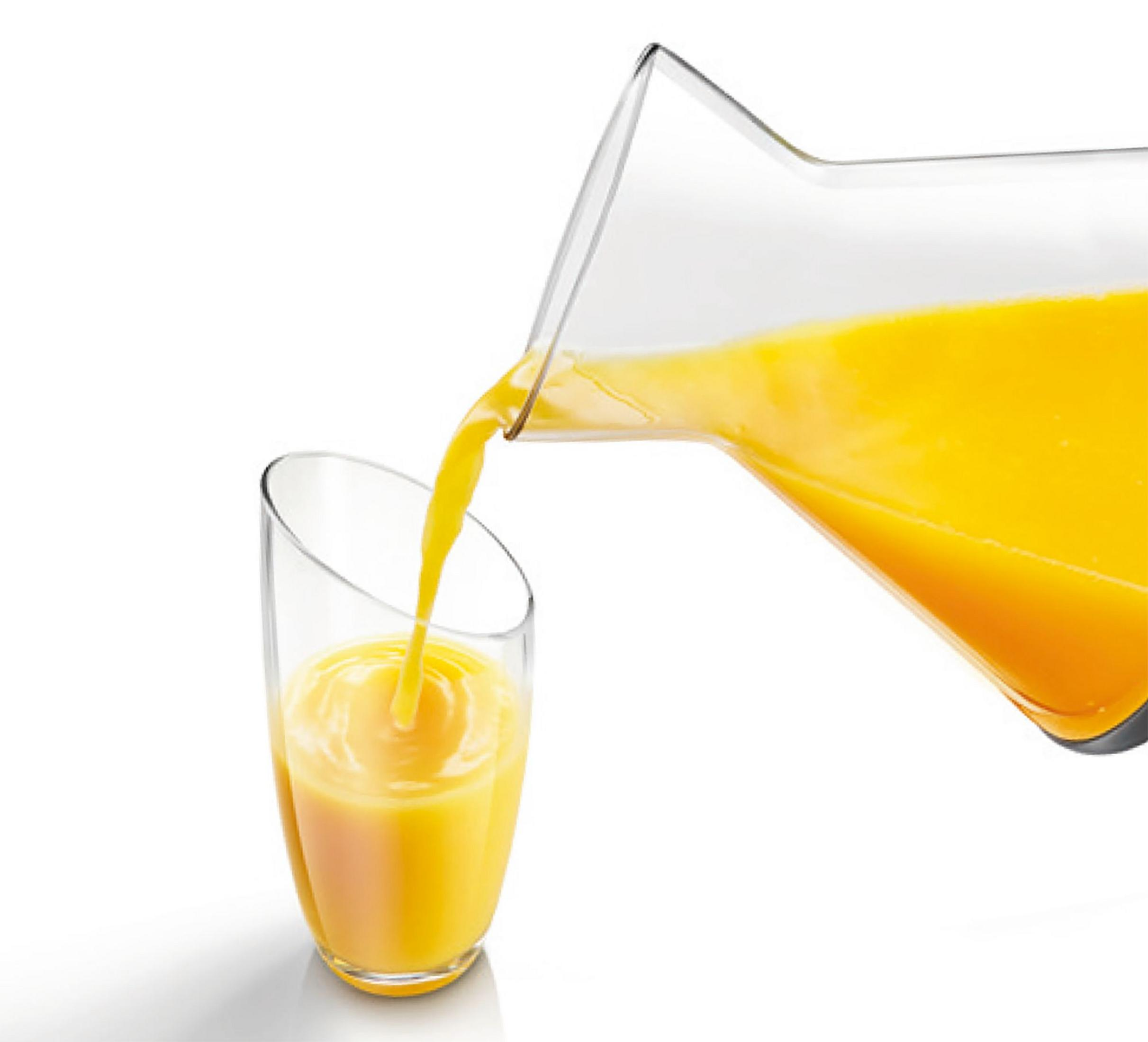 El jugo de naranja se vierte de una jarra a un vaso.