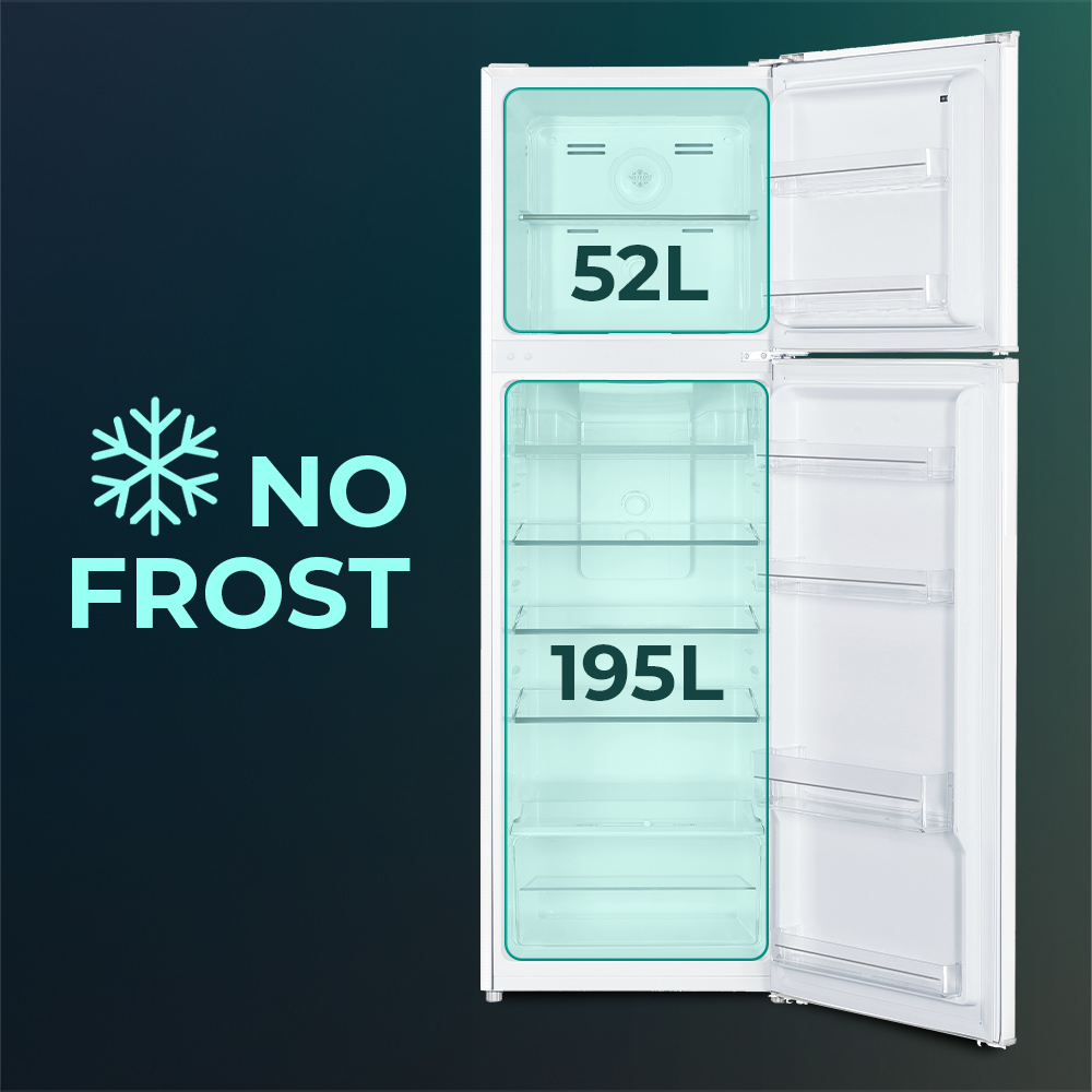 Un refrigerador blanco con la puerta abierta, mostrando un logo "No Frost".