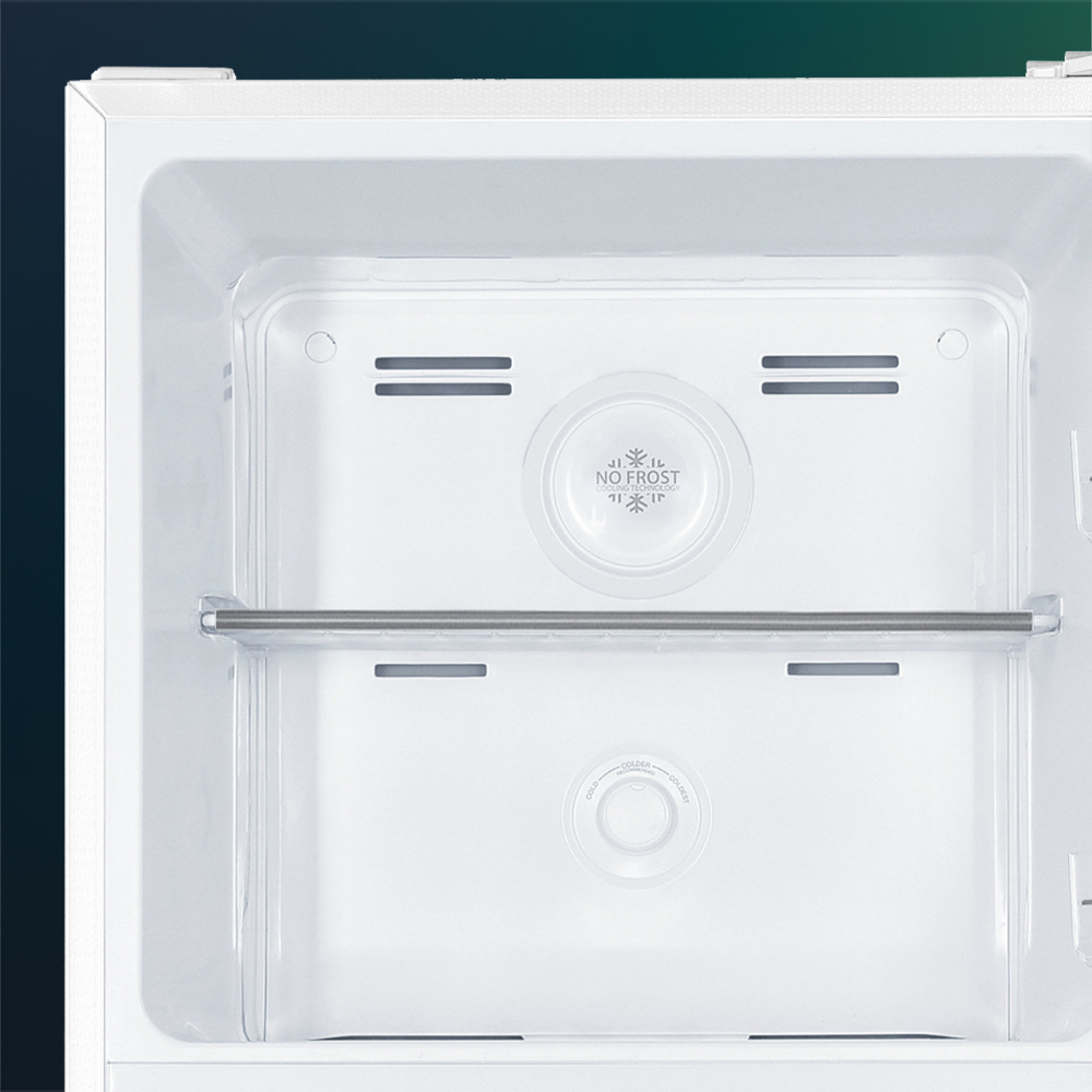 Interior de refrigerador blanco vacío con un estante y 