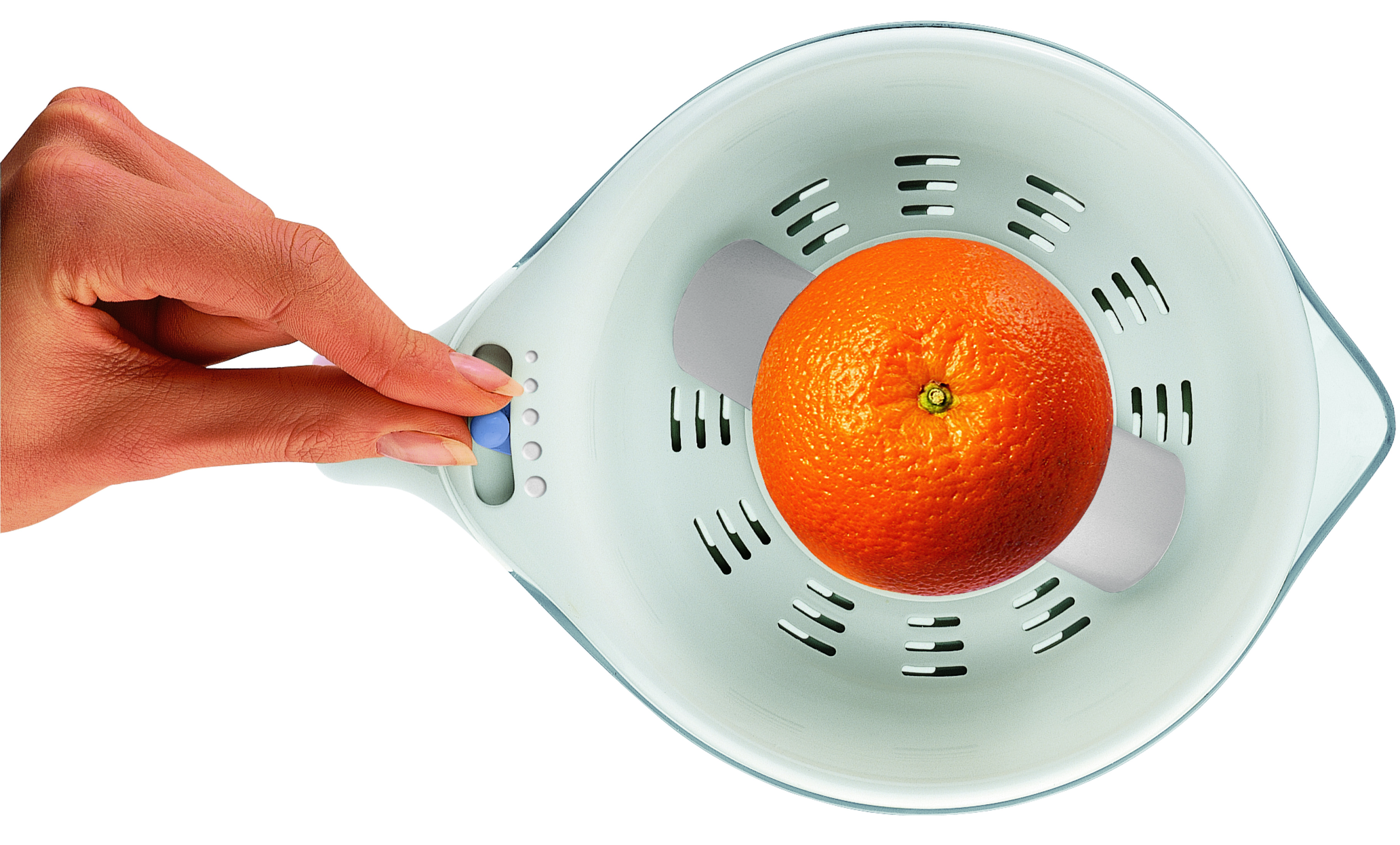 Eine Hand drückt einen blauen Knopf an einem weißen Entsafter mit einer Orange.