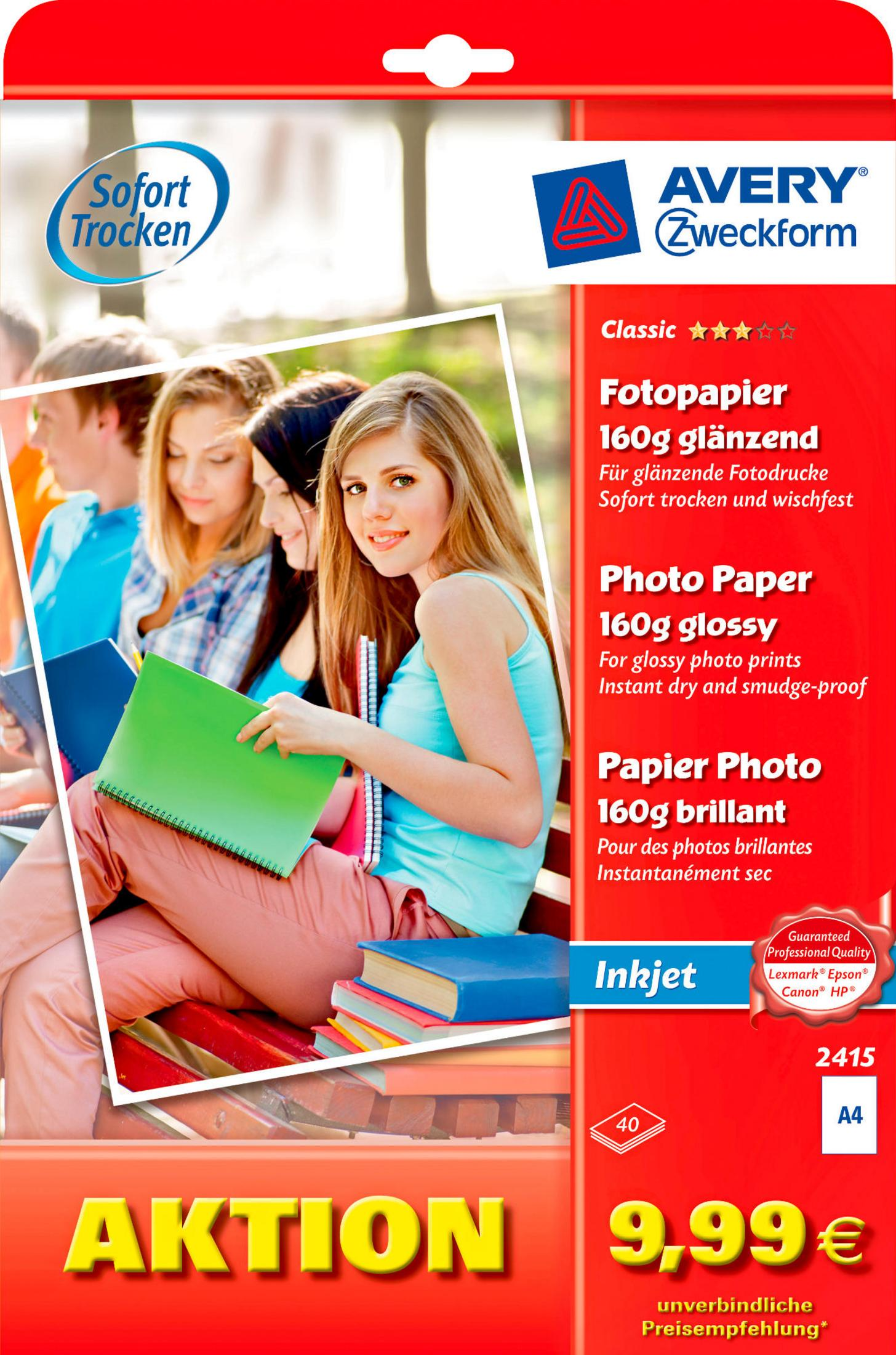 Cztery młode osoby z notatnikami, opakowanie papieru fotograficznego Avery.