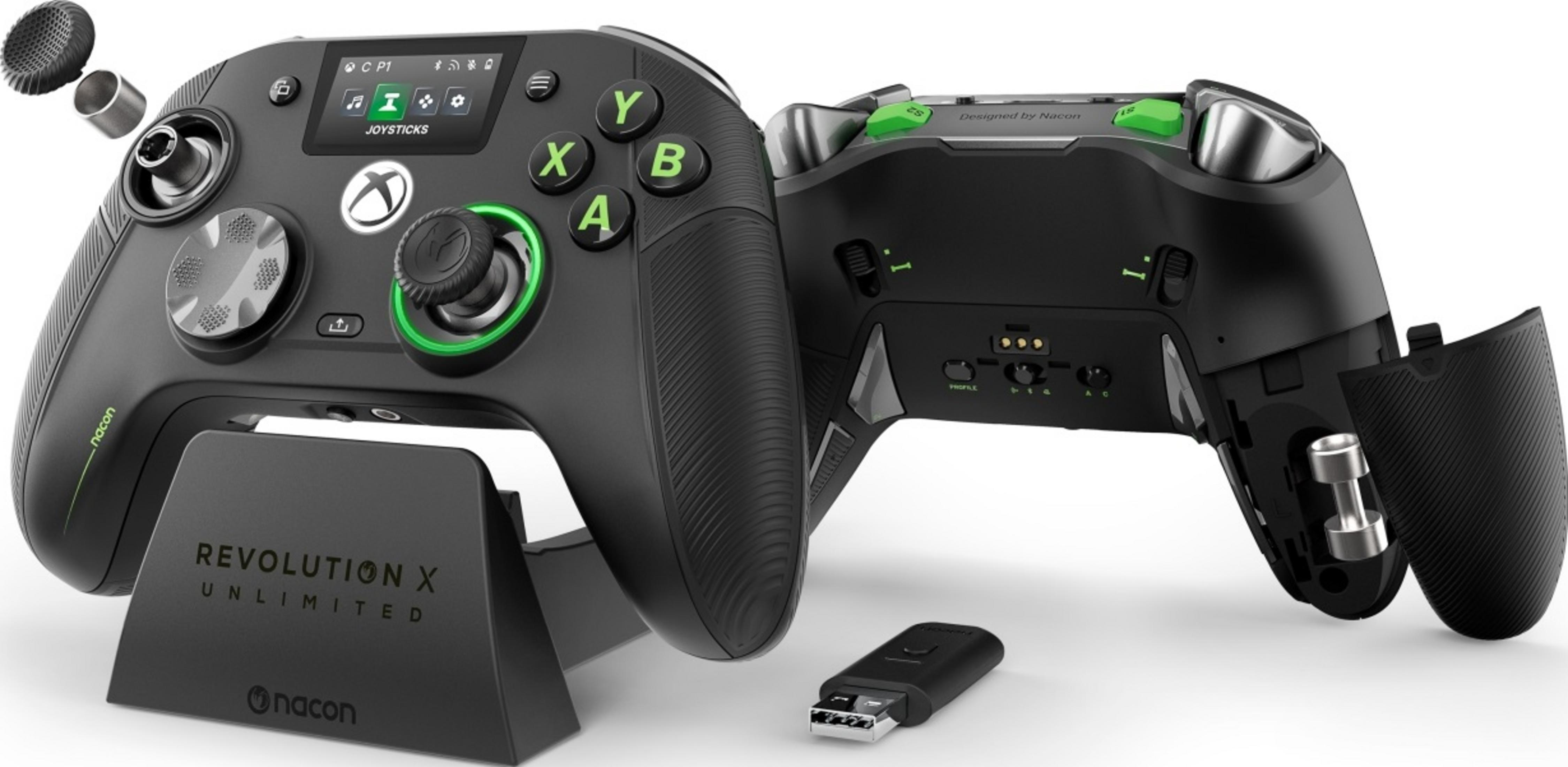 Zwei schwarze Nacon Revolution X Controller mit grünen Akzenten auf einem Ständer.