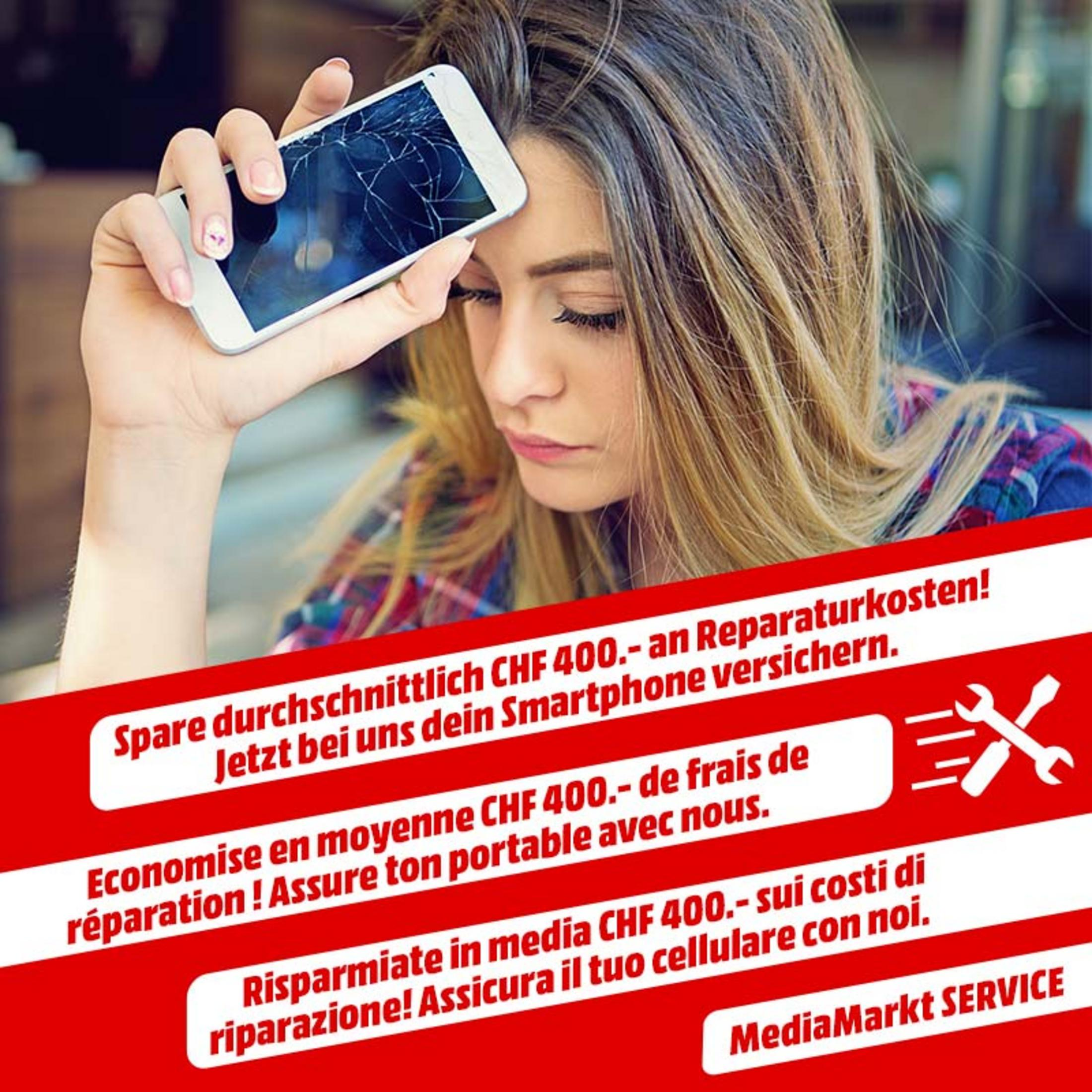 Eine Frau hält ein Smartphone mit gesprungenem Display.