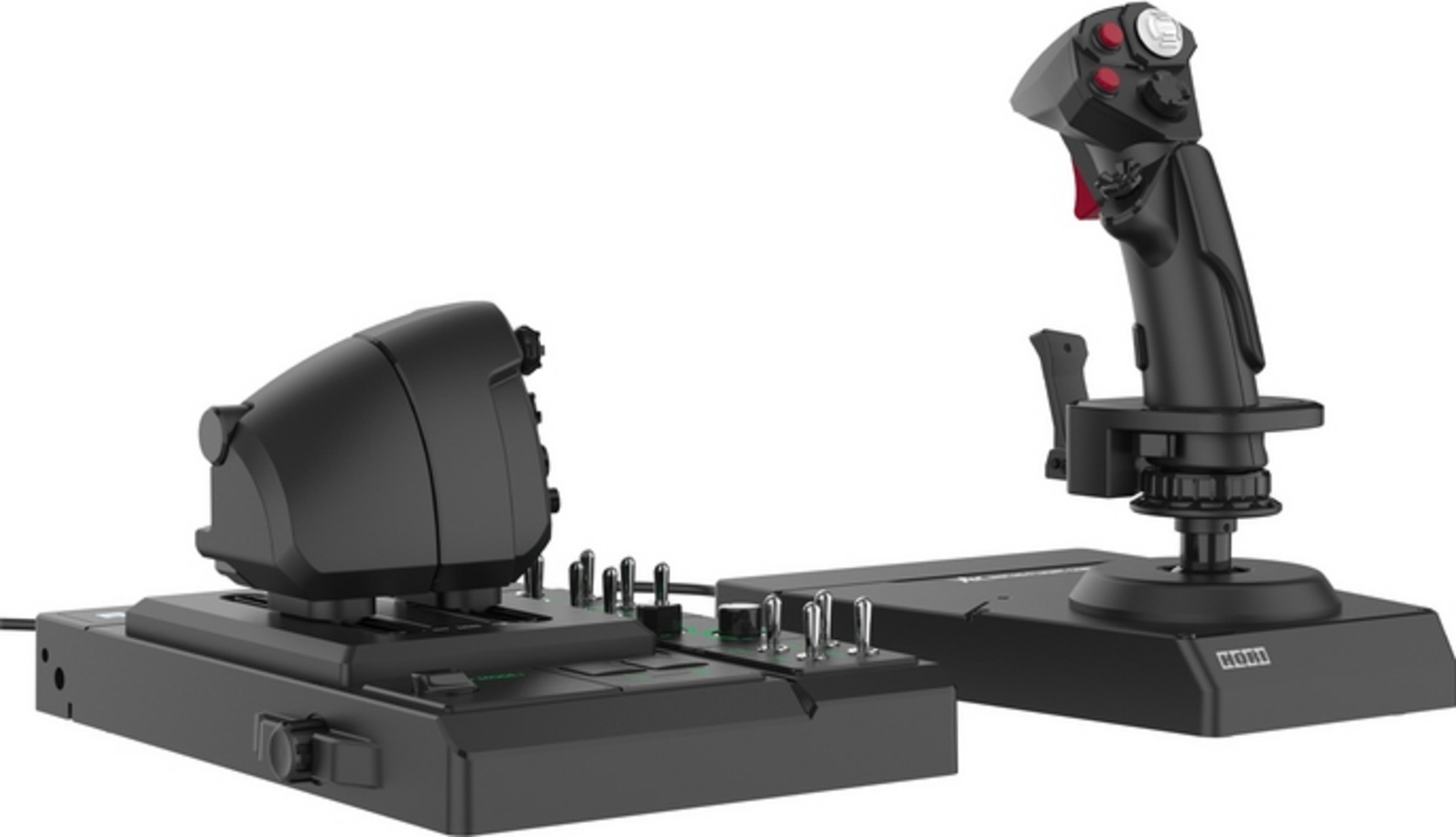 Zwei schwarze Joysticks mit vielen Knöpfen und Schaltern auf einer weißen Fläche.