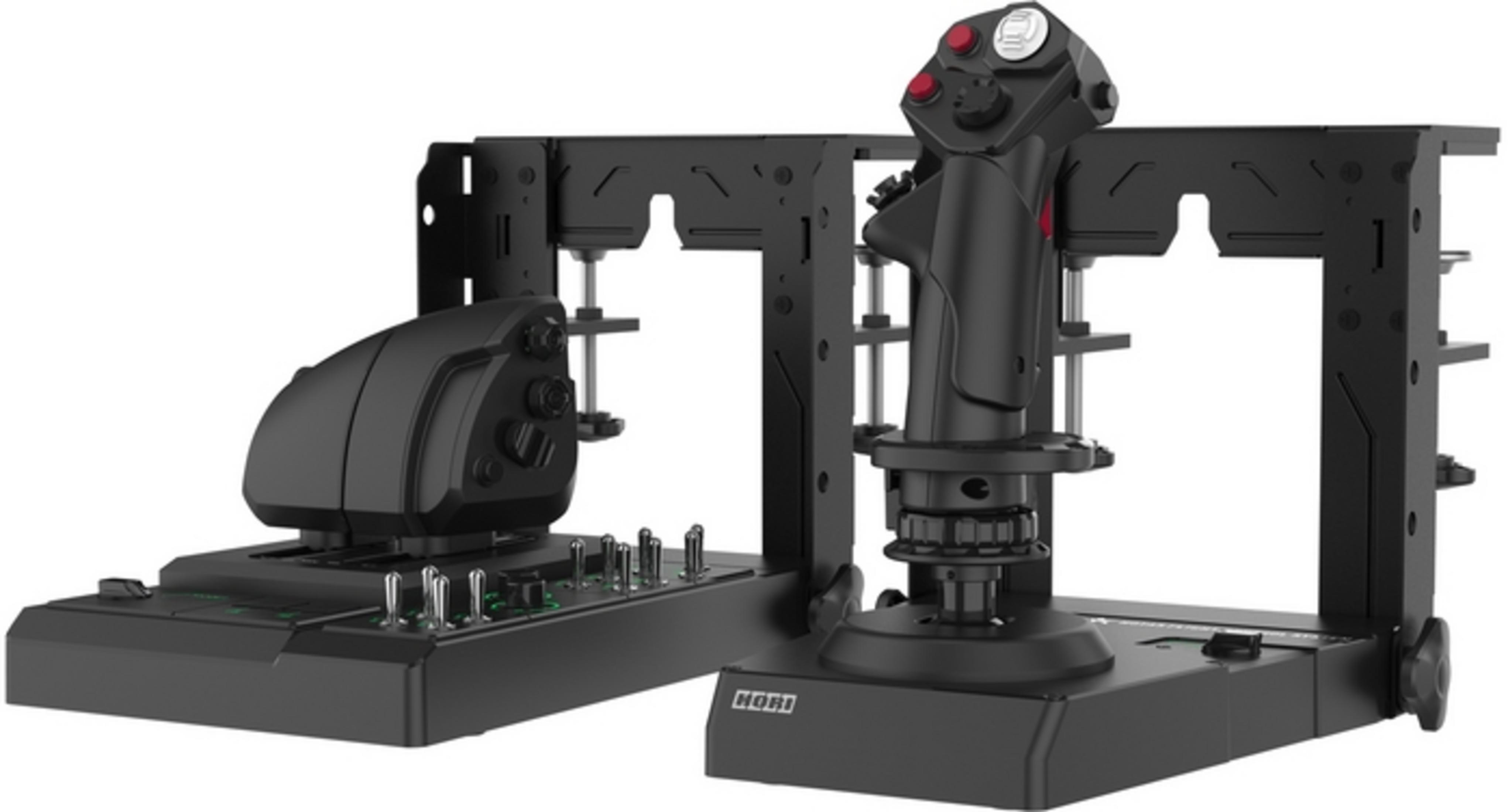 Ein schwarzer Joystick und Schubregler-Controller mit Metallrahmen auf weißem Hintergrund.