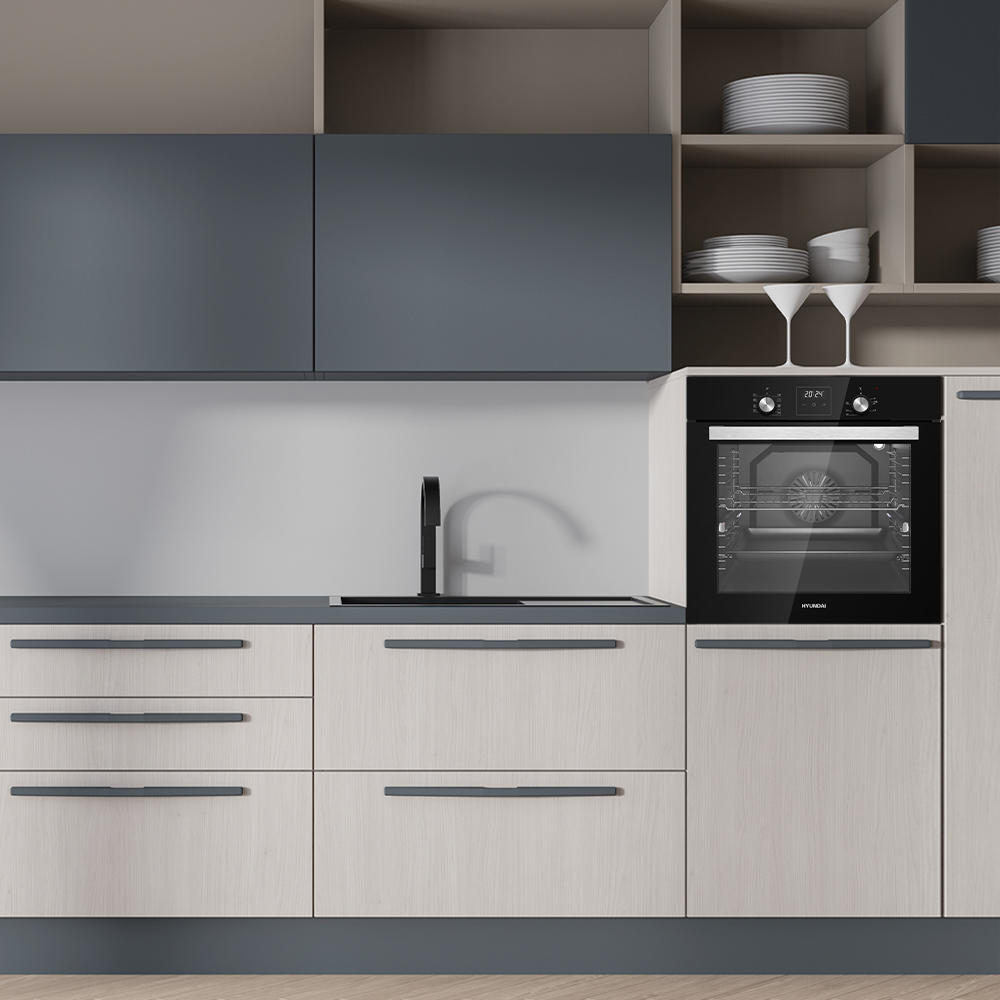 Cocina moderna con gabinetes superiores oscuros, fregadero, horno y gabinetes inferiores de madera.