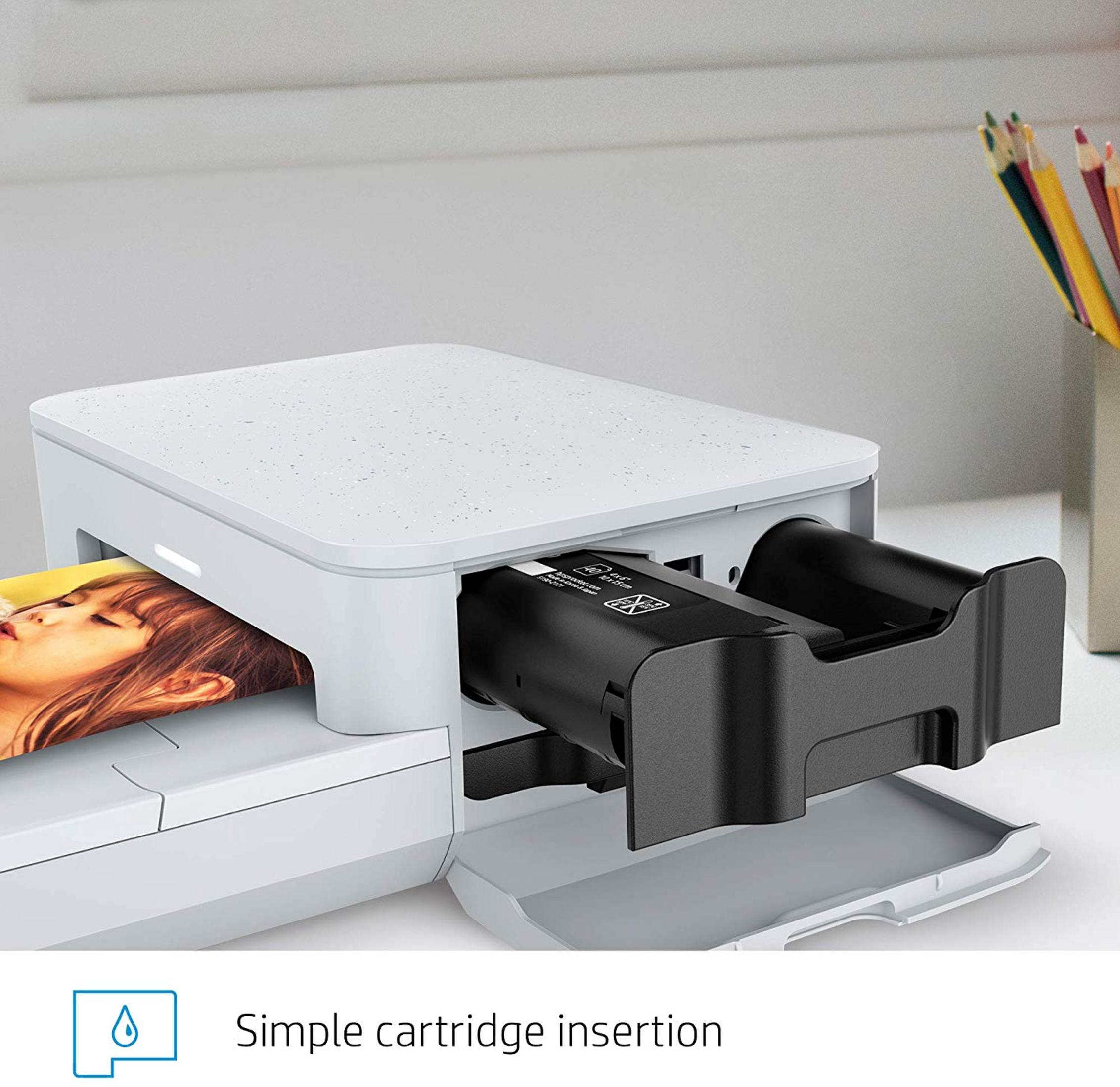 Drukarka z wkładaną kasetą z tuszem. Zdjęcie jest drukowane.