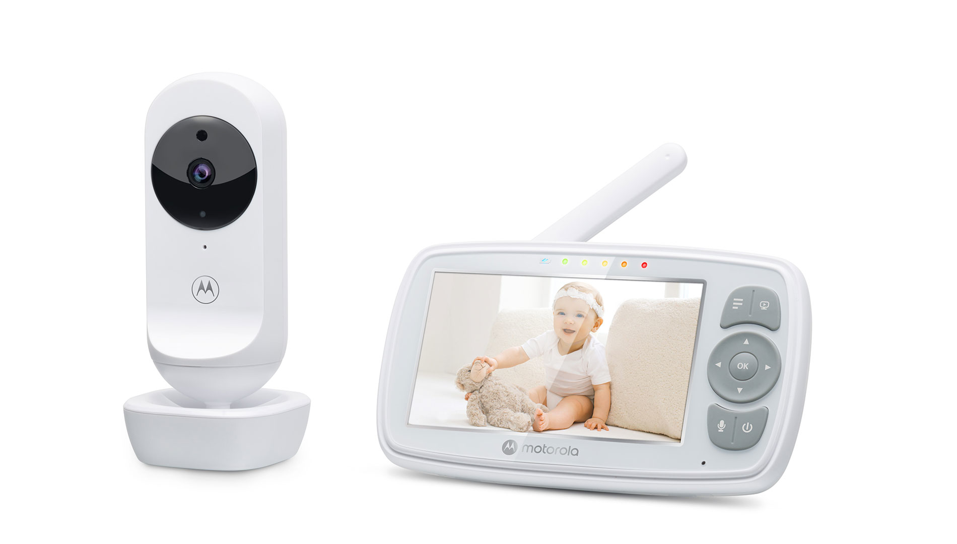 Ein weißer Babyfon-Monitor und eine Kamera nebeneinander, auf weißem Hintergrund.