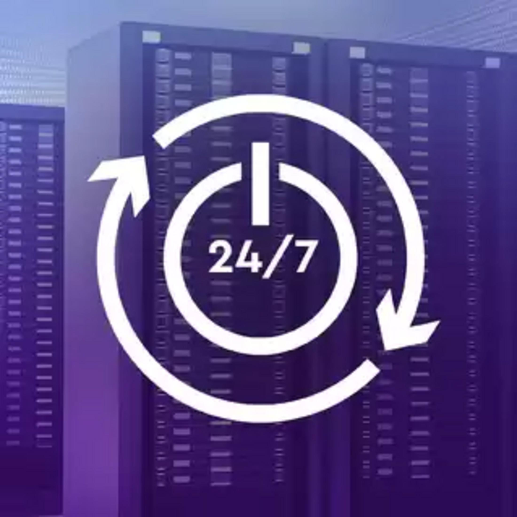 Biały symbol 24/7 na tle szaf serwerowych.